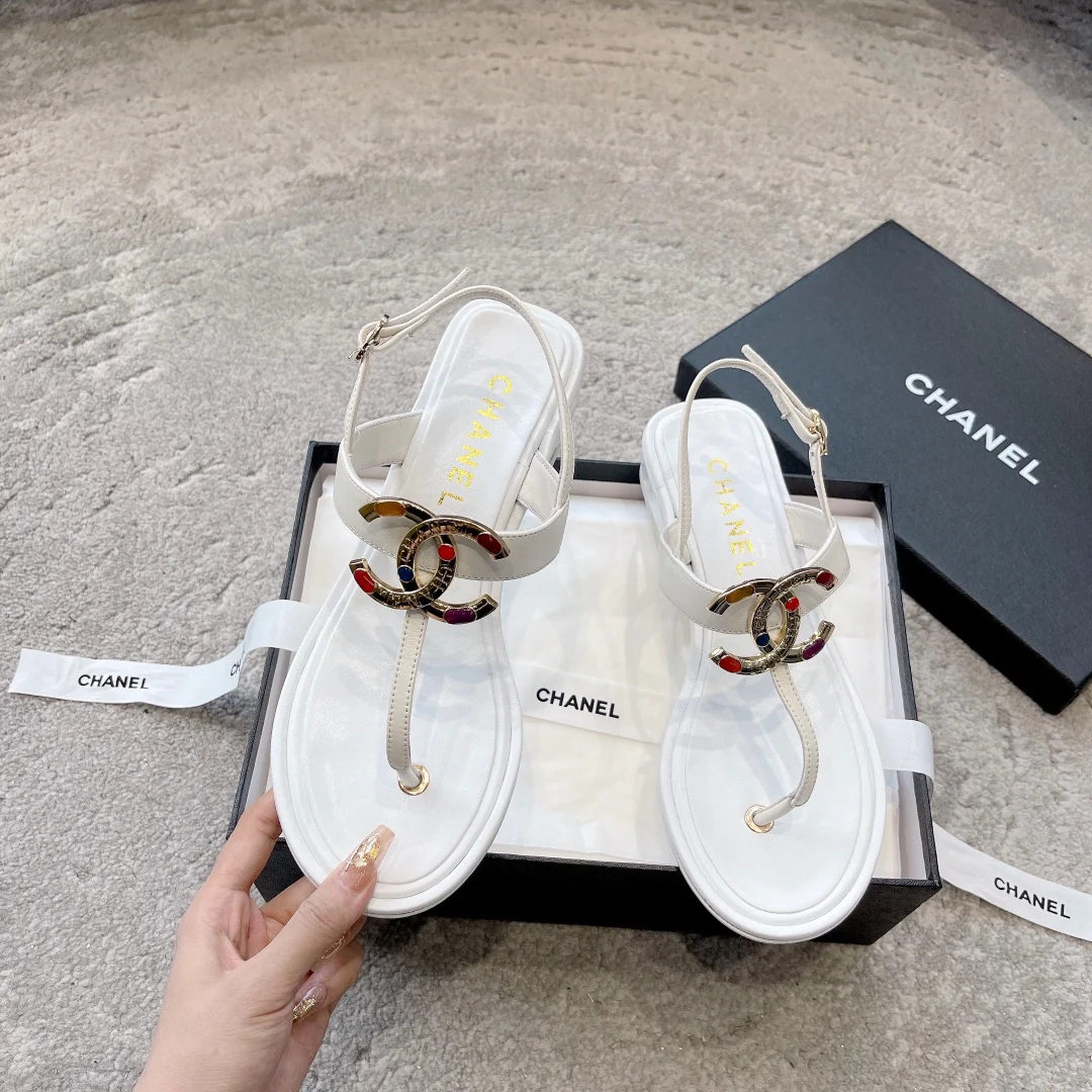 Новинка сезона весна/лето 2023 от Chanel - сандалии из овечьей кожи с драгоценными камнями - белые.