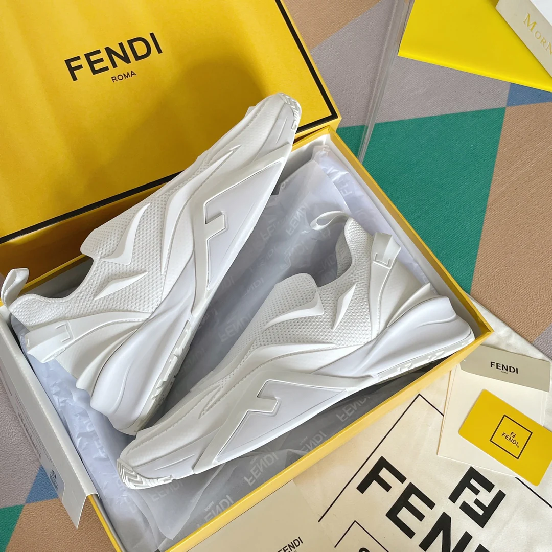 Новинка 2023 года от Fendi - кроссовки Flow Series Flyknit - белые.