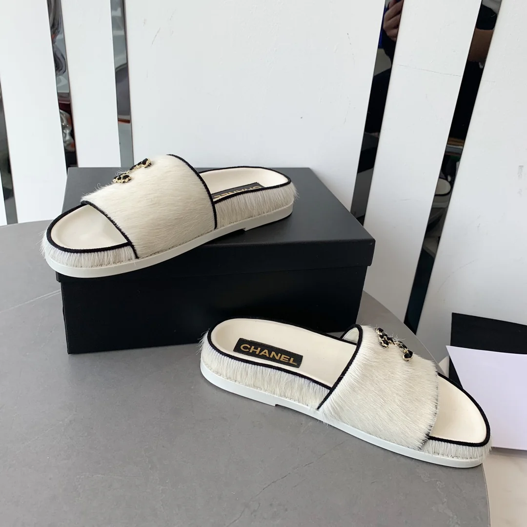 Новинка сезона осень/зима 2022 от Chanel - Тапочки из овечьей шерсти - Белые