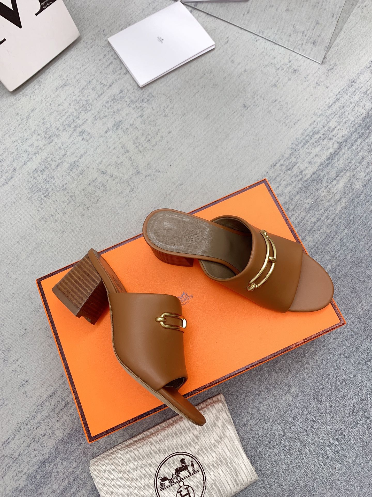 Новинка сезона весна/лето 2022 от Hermes — высококачественные сандалии на массивном каблуке.