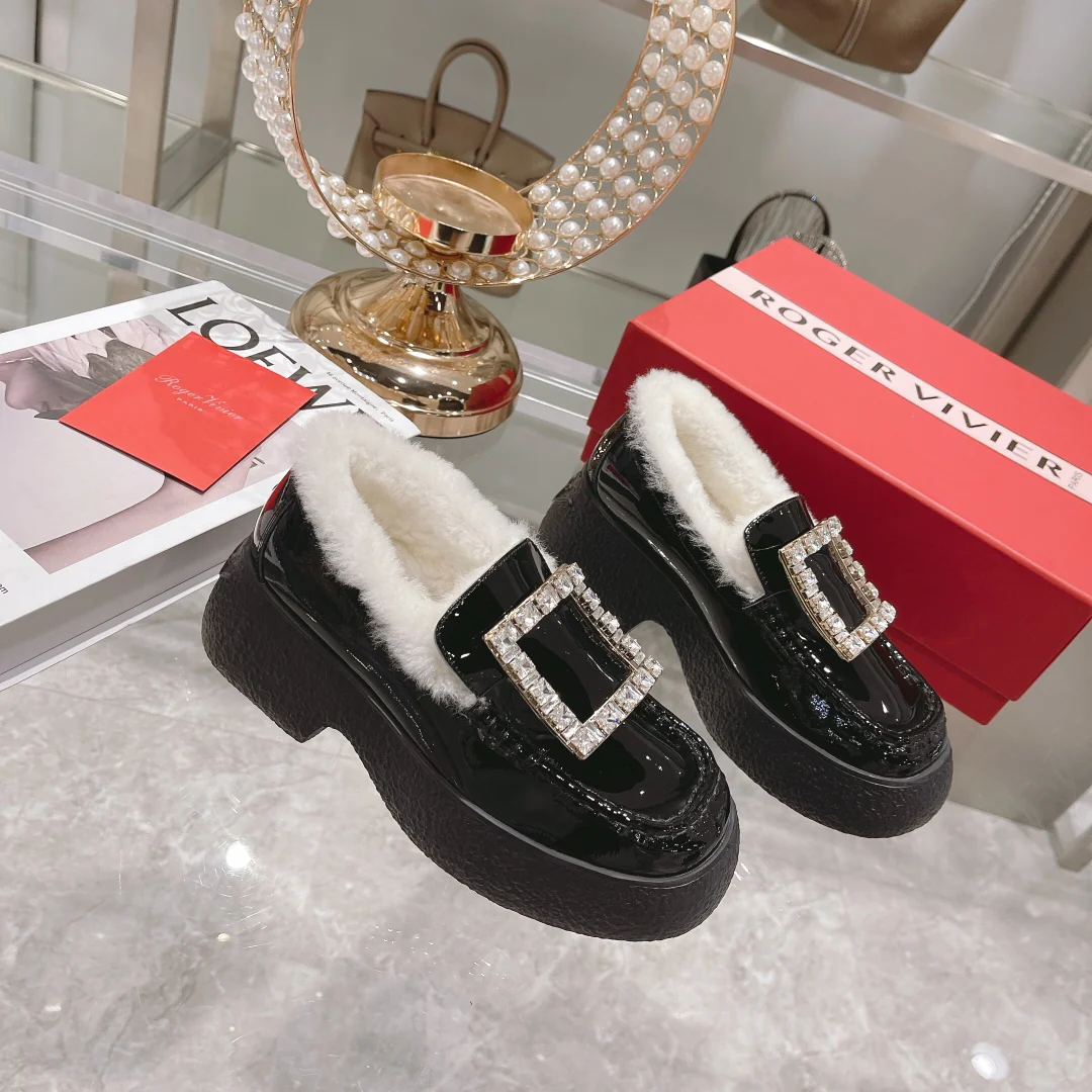 Новые флисовые лоферы RV осенне-зимней коллекции: толстая подошва, украшенные стразами.