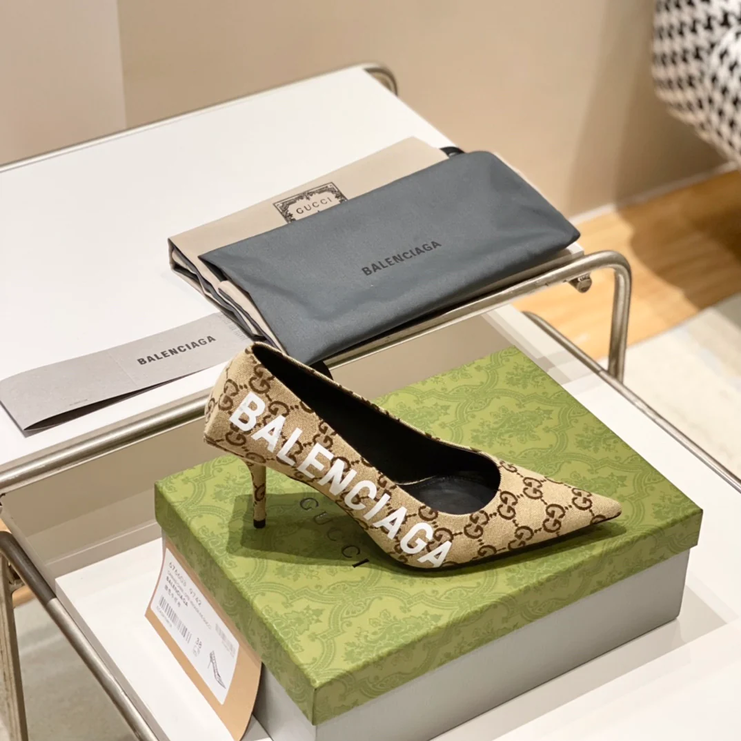 Туфли на высоком каблуке с острым носком от Gucci, весна 2022.