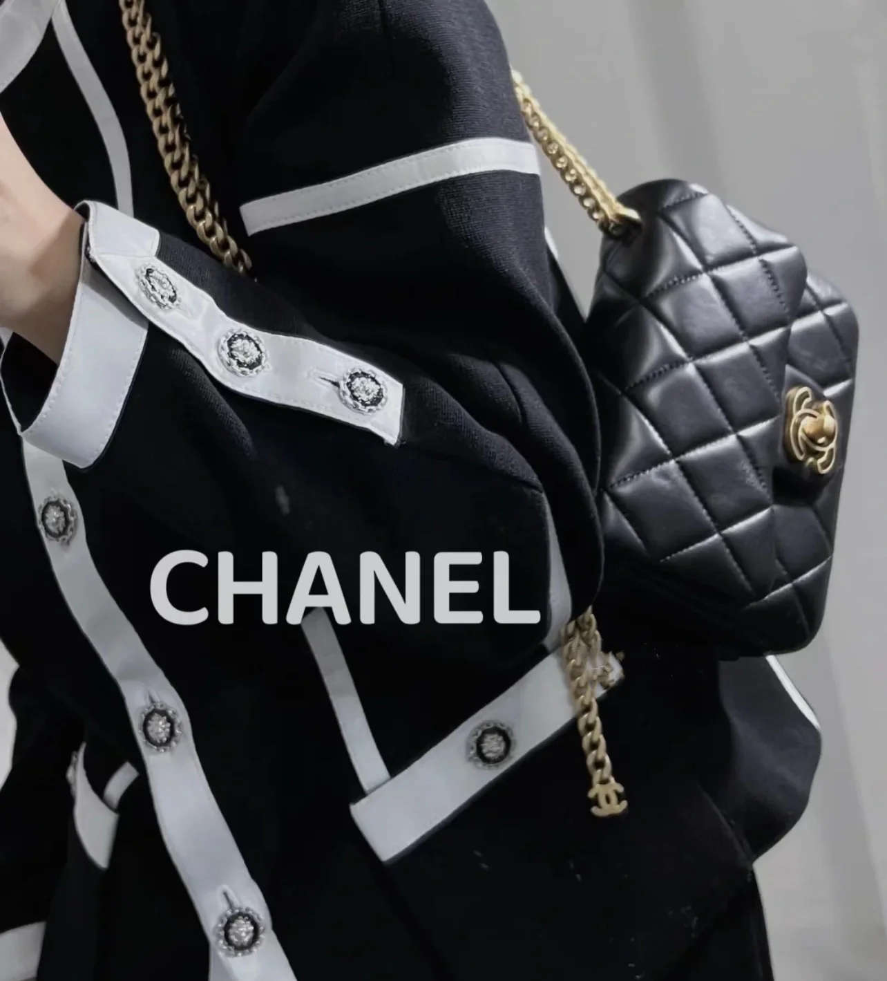 Chanel Новинка 2022 года - Квадратная сумка-мешок с эмалированными пуговицами - 3 шт.