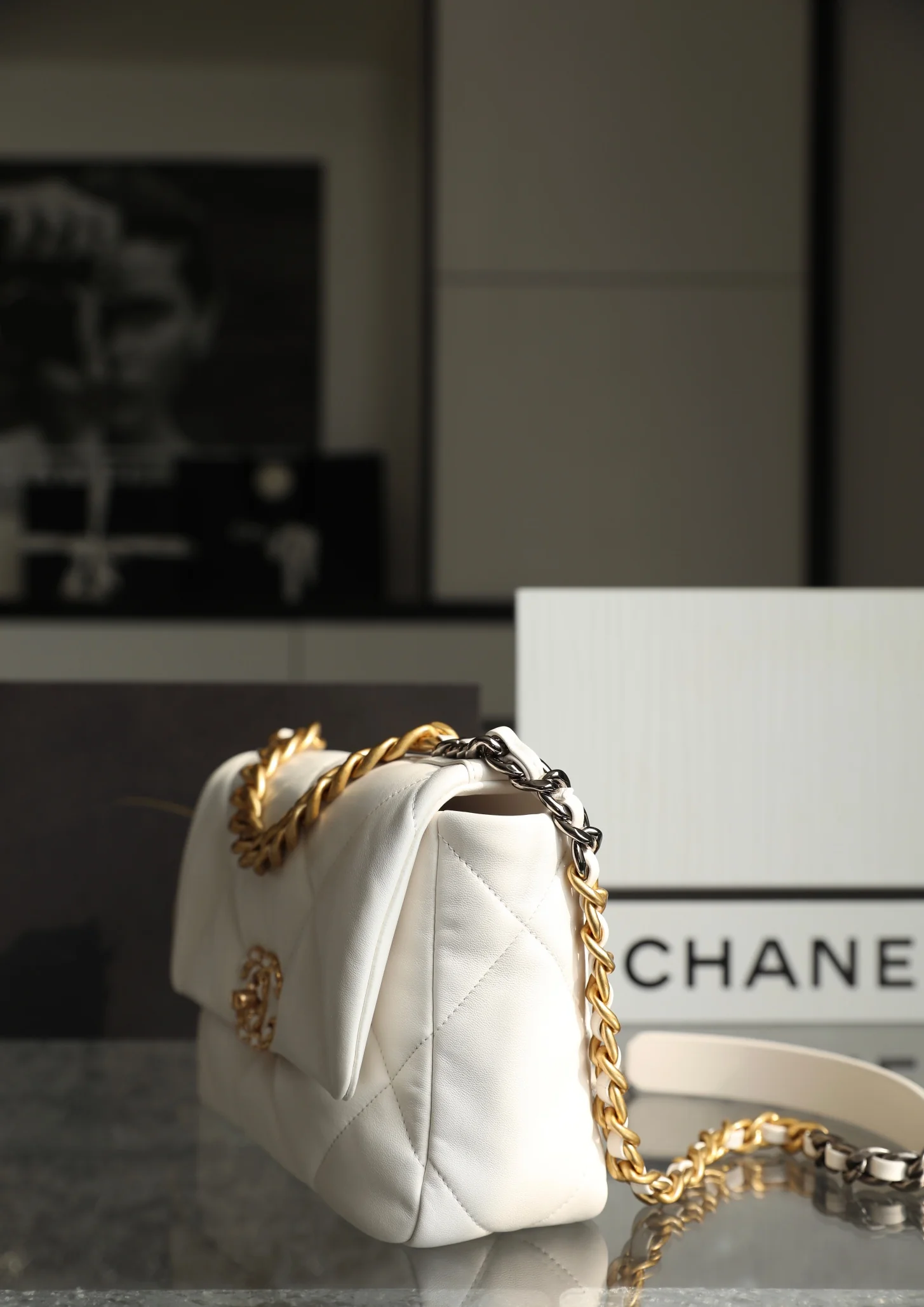 Маленькая сумочка Chanel 19bag - белая.
