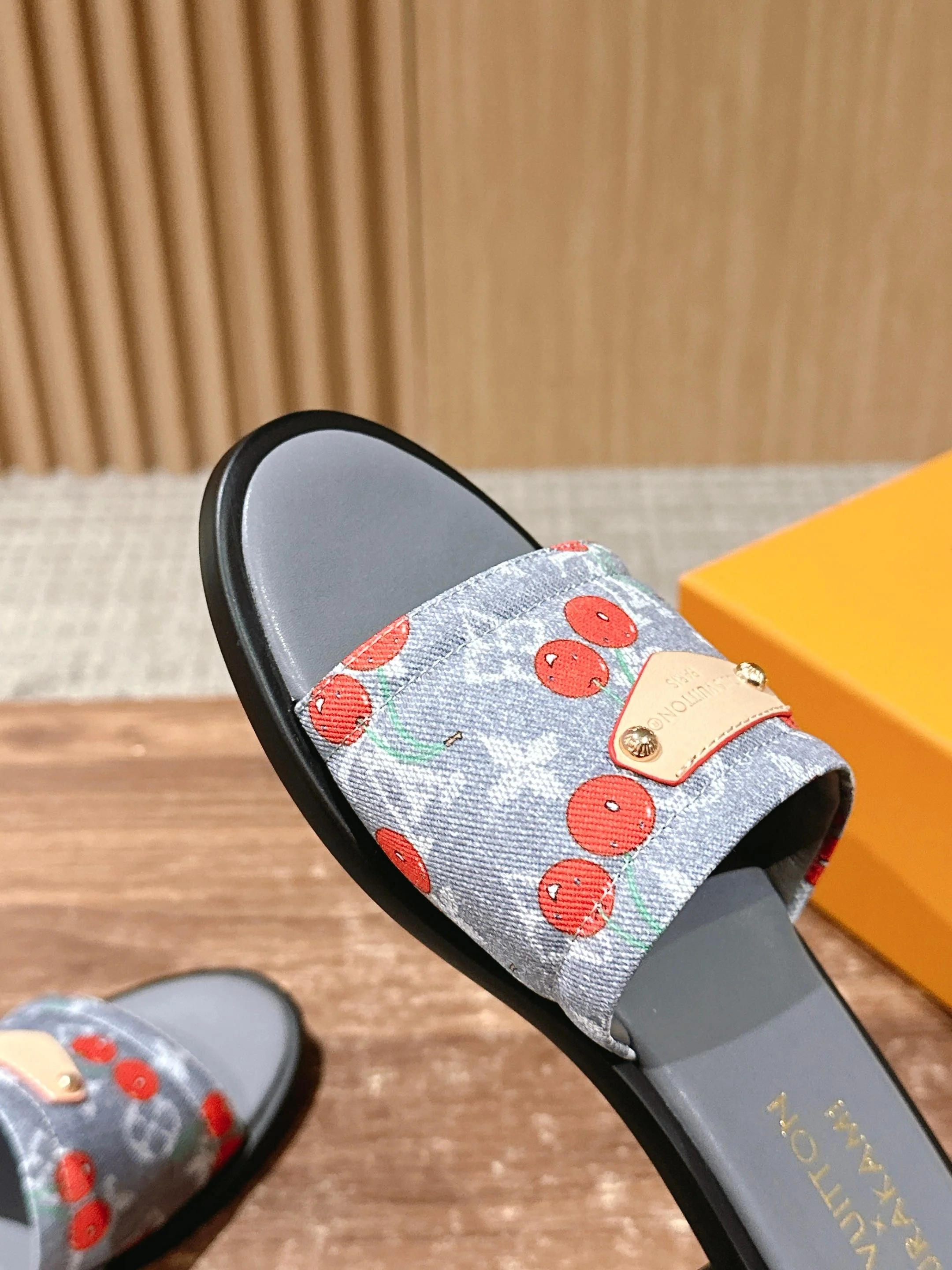 LV - Сандалии на плоской подошве из ретро-серии Такаши Мураками - Серые