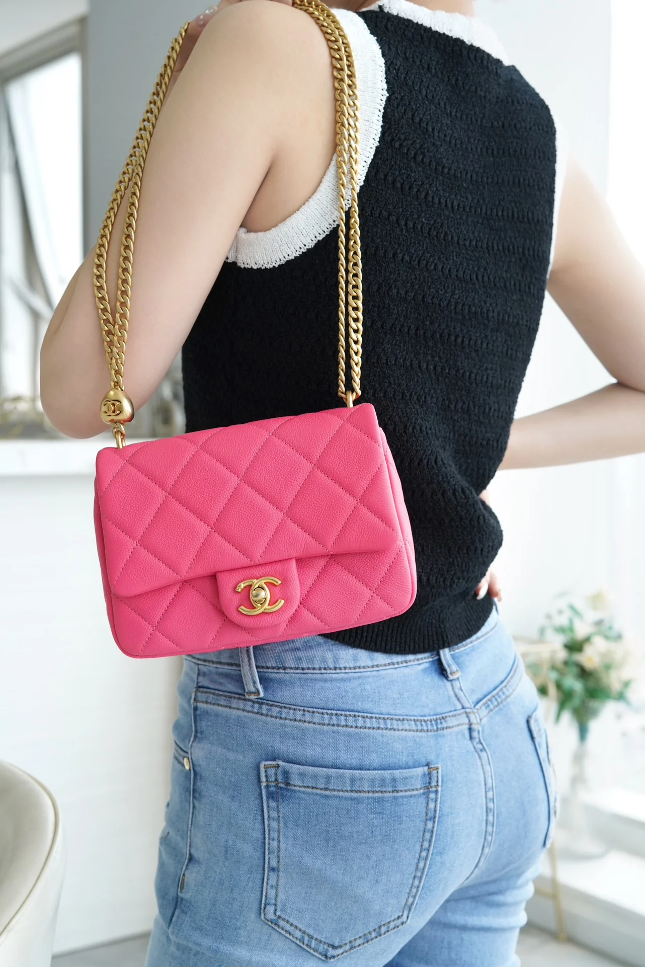 Новинка сезона весна/лето 2023 от Chanel - Сумка на цепочке в форме сердца - Сумка CF - Маленькая - Персиково-розовая