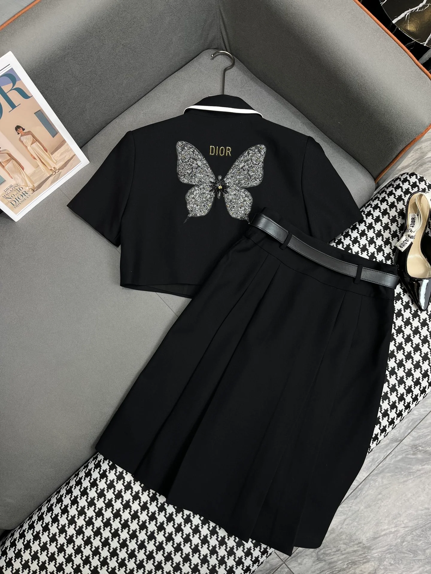 Комплект Dior 2403-24ss Летняя коллекция: блейзер с коротким рукавом и плиссированная юбка - Черный