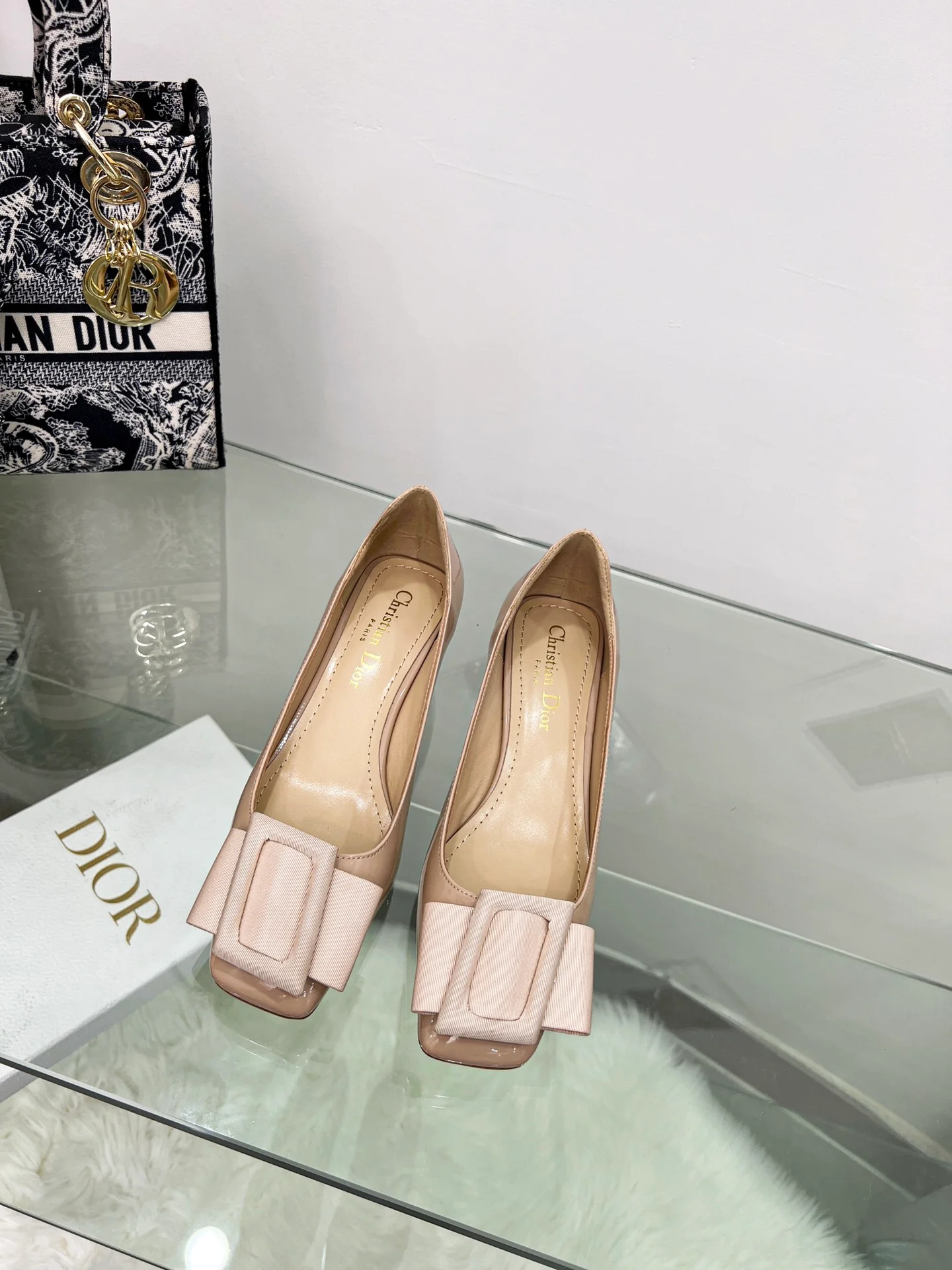 Dior - Ретро балетки на низком каблуке с жемчужной пряжкой