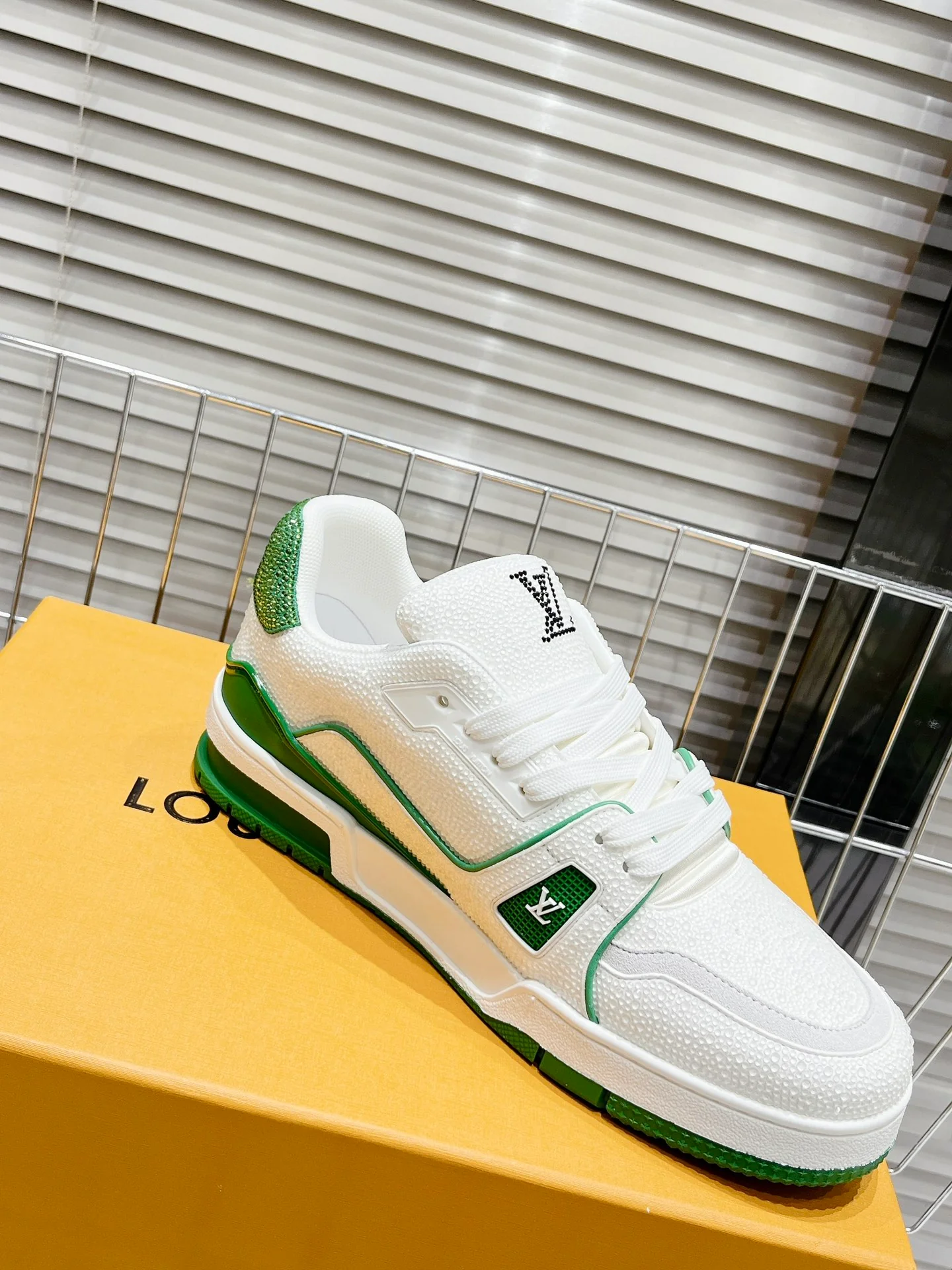 Кроссовки LV Trainer - обувь для скейтбординга - глянцевые белые и зеленые - унисекс