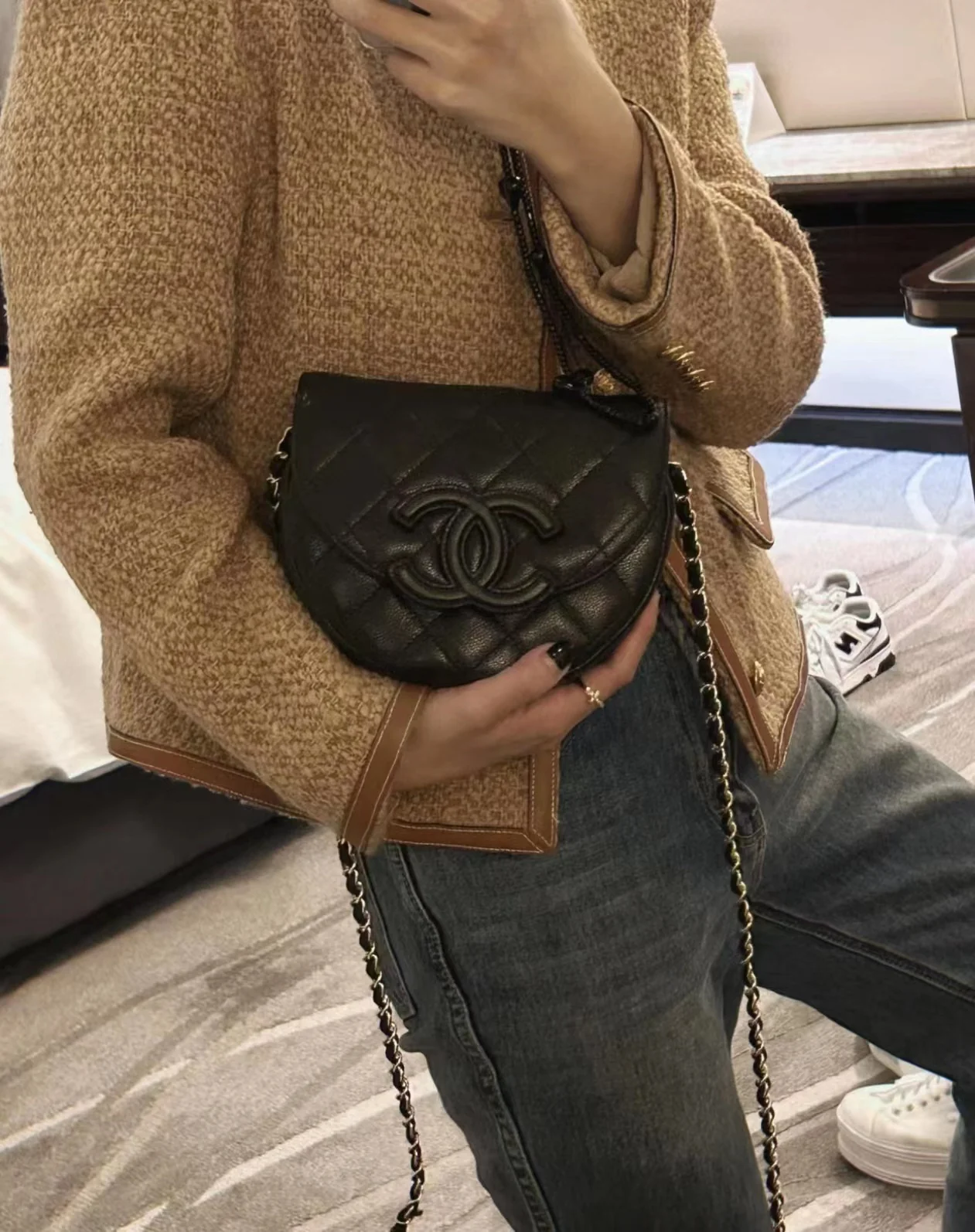 Новинка сезона весна/лето 2023 от Chanel - сумка Lychee Bull Saddle Bag - черная - на фото.