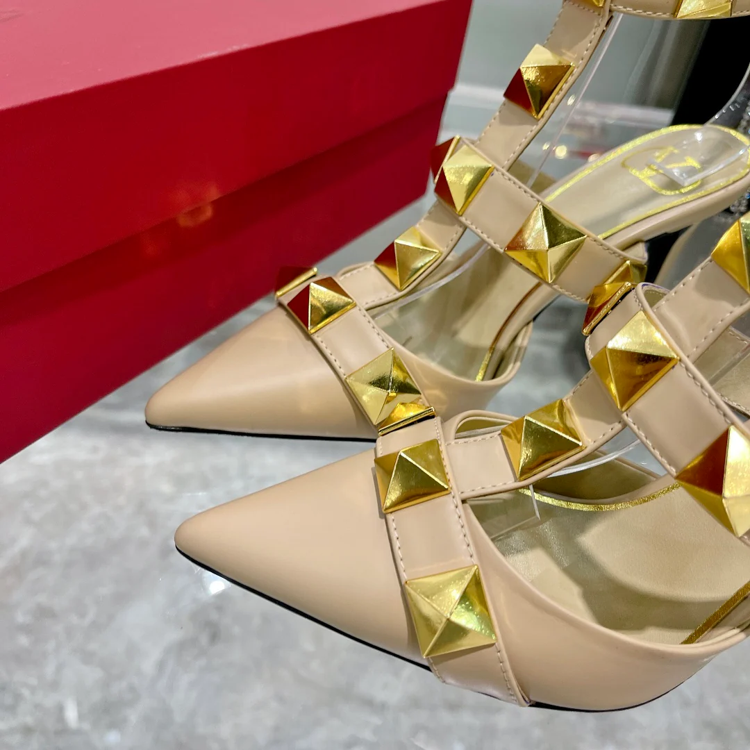 Туфли на высоком каблуке с острым носком от Valentino