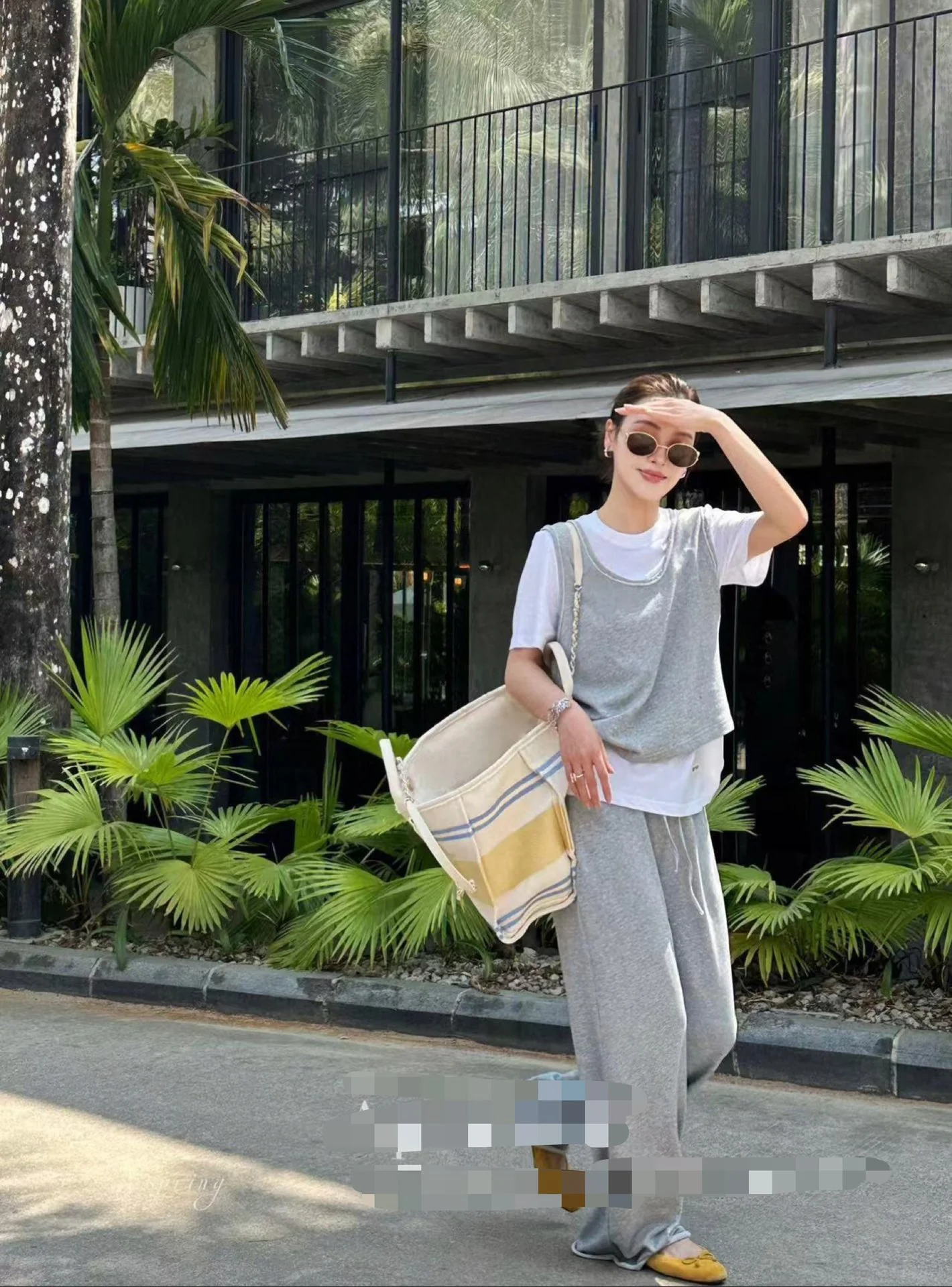 Пляжная сумка Chanel 25c, косметичка, ярко-желтая.