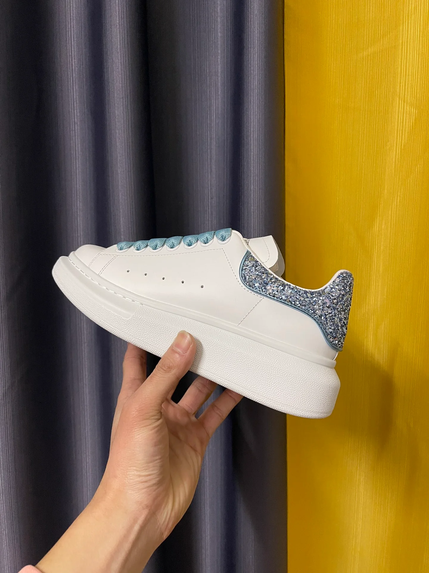 Классические белые кроссовки McQueen - унисекс - светло-голубая задняя часть