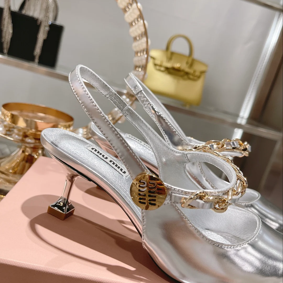 Новинка сезона осень/зима 2022 от Miu Miu - Туфли на каблуке с острым носком и разрезом - Серебристые