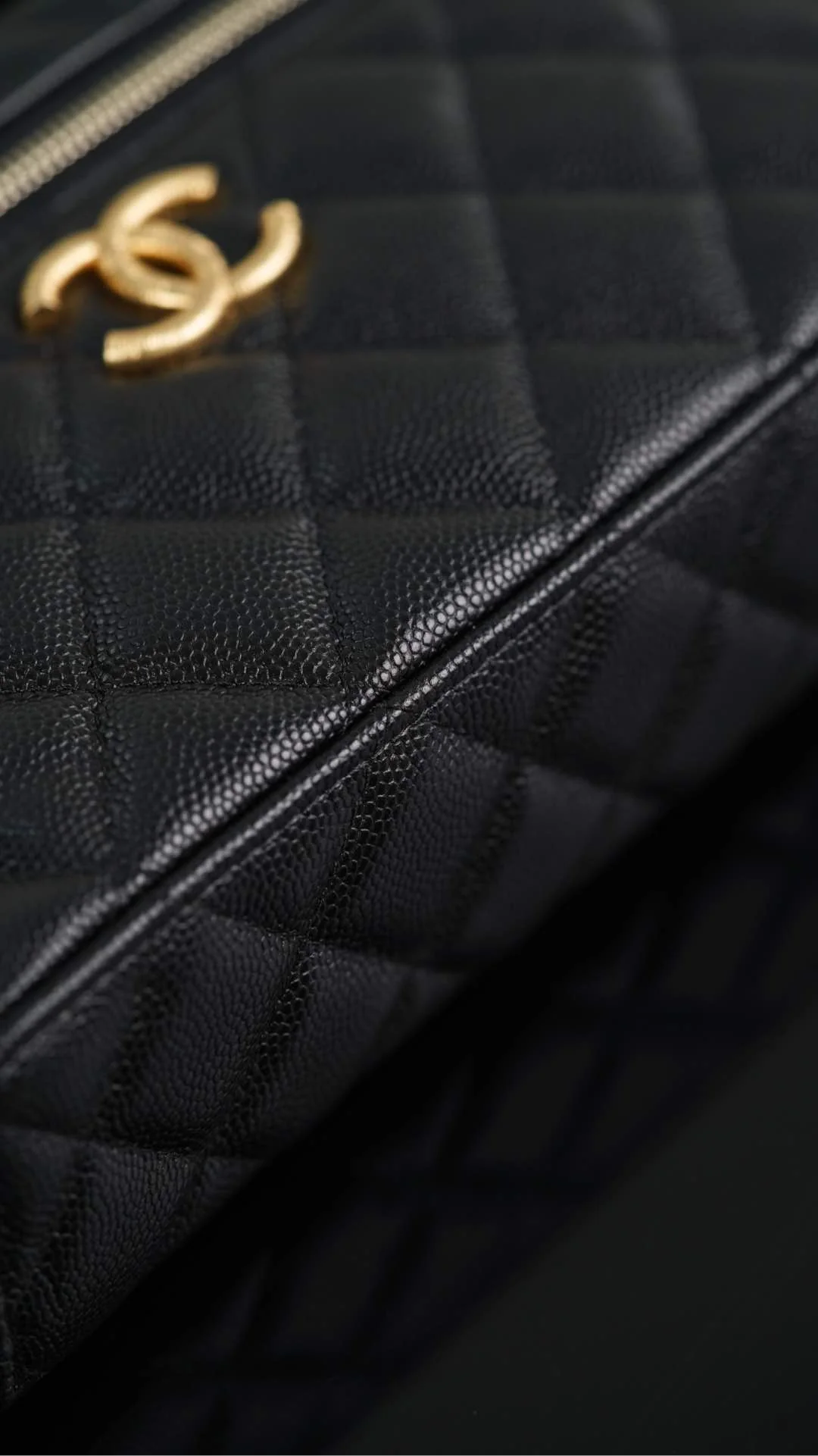 Сумка для ланча Chanel 25p Lychee Beef - черно-золотая