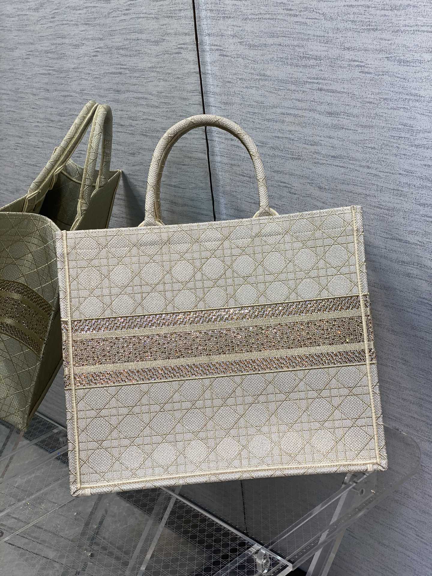 Сумка-тоут Dior Book, большой размер 41-5 см, с вышивкой.