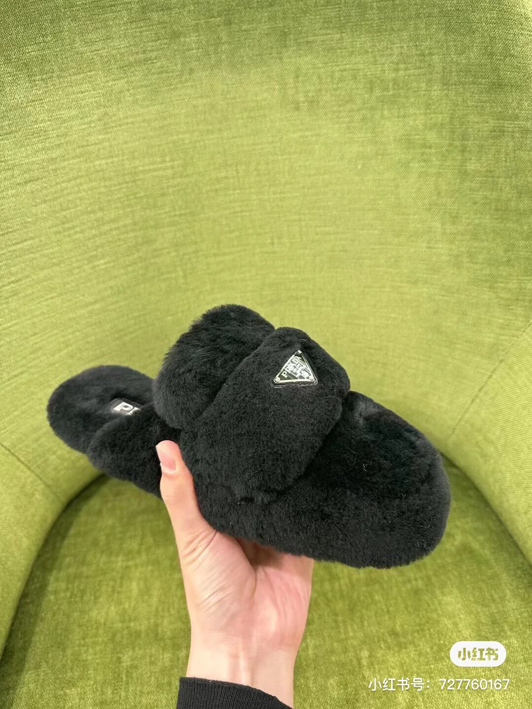 Новинка сезона осень/зима 2023 от Prada - Меховые тапочки с мыском - Черные