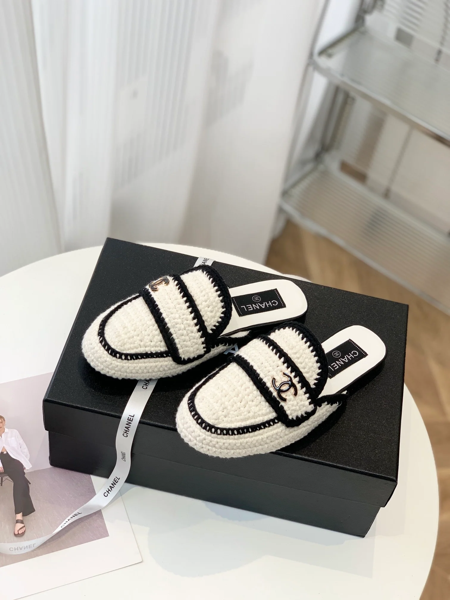 Новинка весны 2023 года от Chanel - плетеные тапочки ?Камелия?.