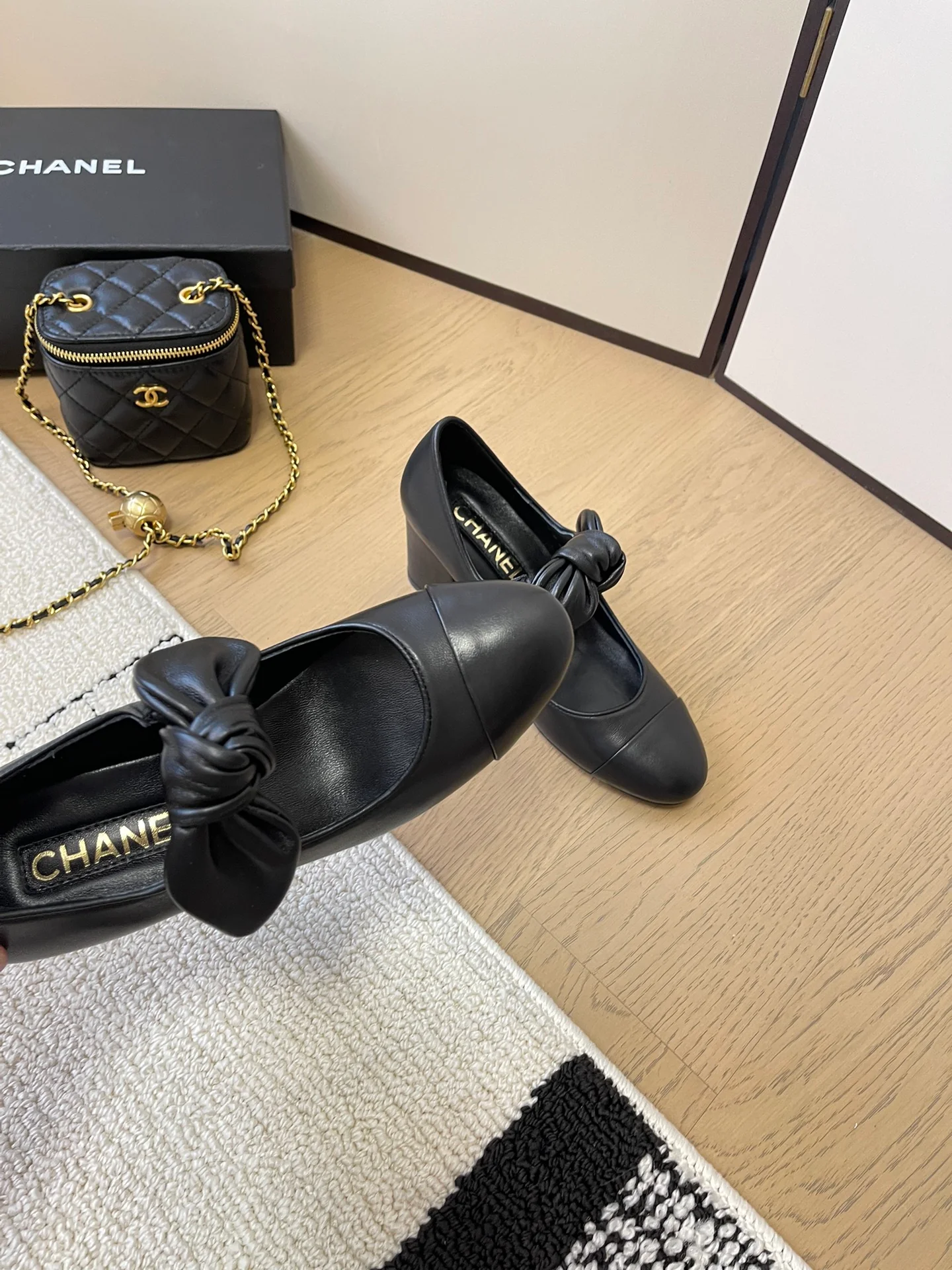 Балетные туфли на высоком каблуке Chanel 2024 — черные