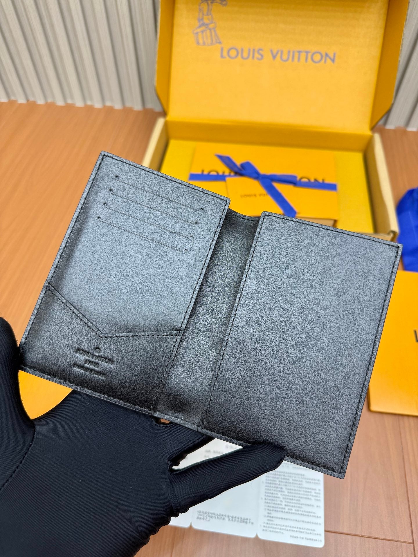 LV-m31050 — Цельностальной визитный кошелек — Черный с монограммой