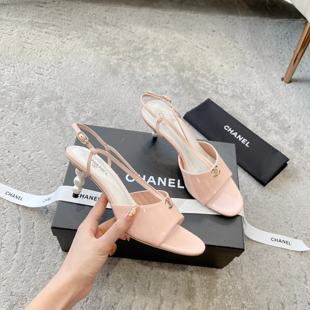 Новинка сезона весна/лето 2023 от Chanel - Босоножки на среднем каблуке с жемчужным верхом - Розовые