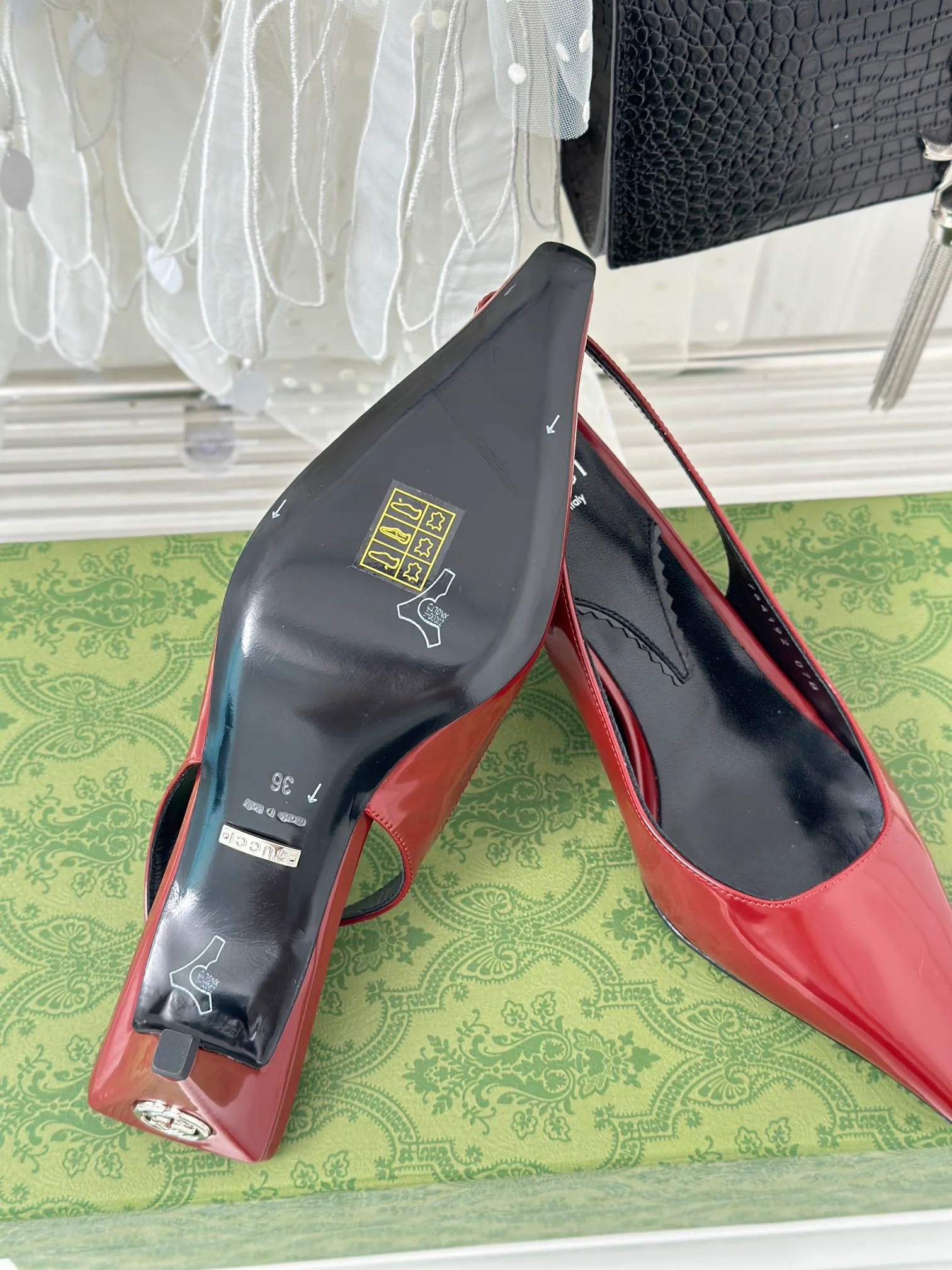 Новинка сезона весна/лето 2023 — Босоножки на невысоком каблуке с острым носком — Красные