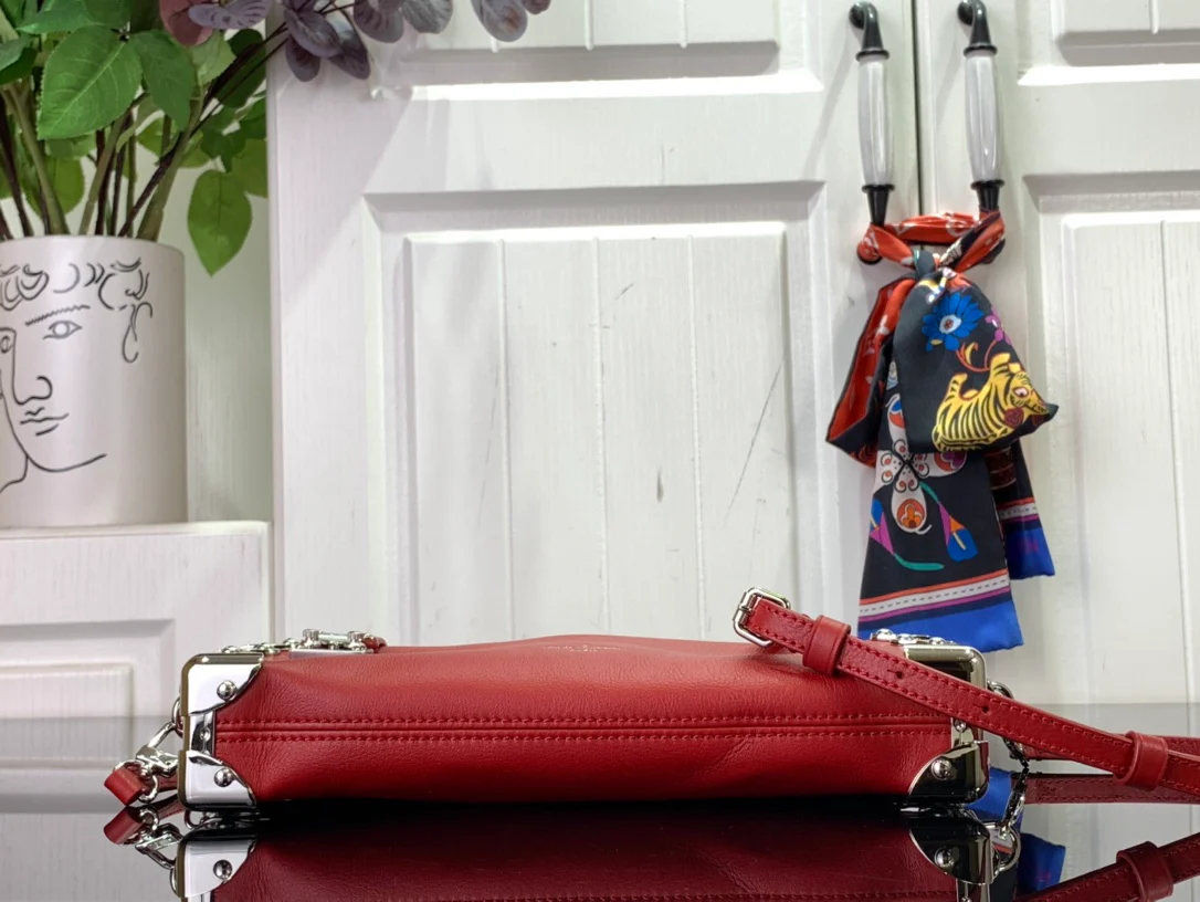 m25445-LV-slim-side-trunk chain bag-red