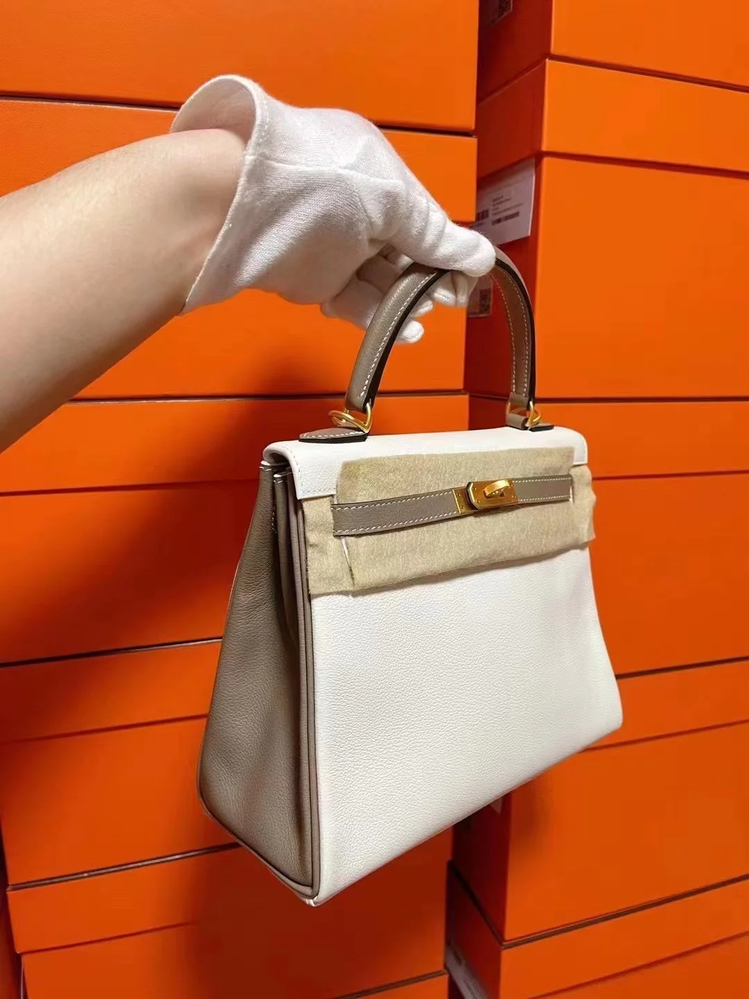 Часы Hermes Kelly 25 Evercolor цвета ?слоновая кожа? с белыми и золотыми пряжками.