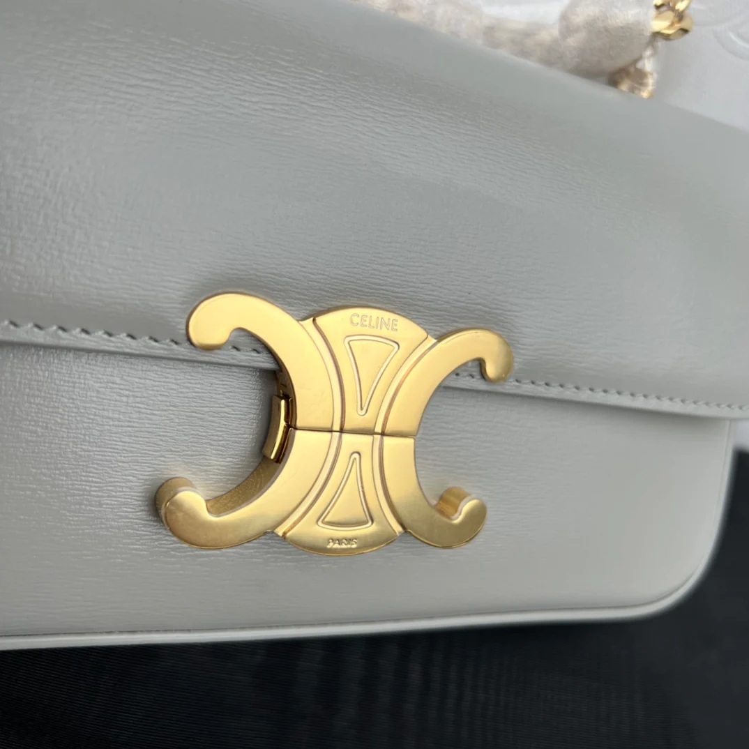 Сумка Celine Triomphe из глянцевой коровьей кожи с цепочкой через плечо