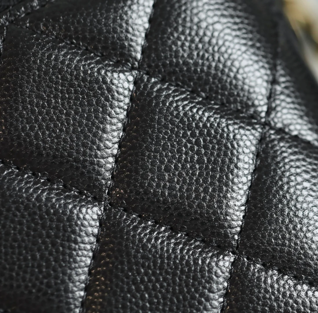 Chanel - ??? - Косметичка с двумя кожаными ручками - ??? - Черная с золотой фурнитурой