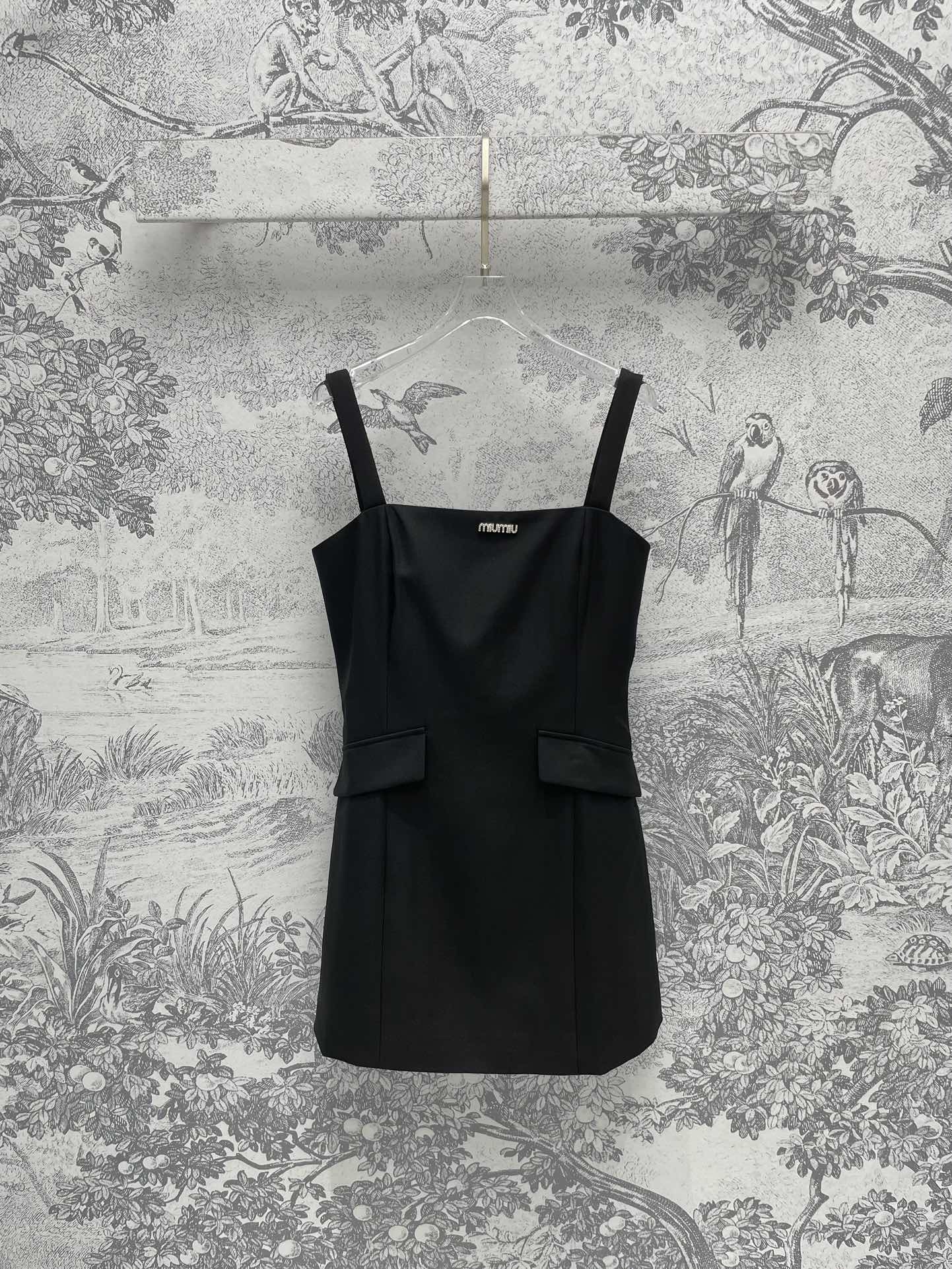 Miu Miu - 2404-24 Новый костюм с буквенным логотипом и платьем на бретелях