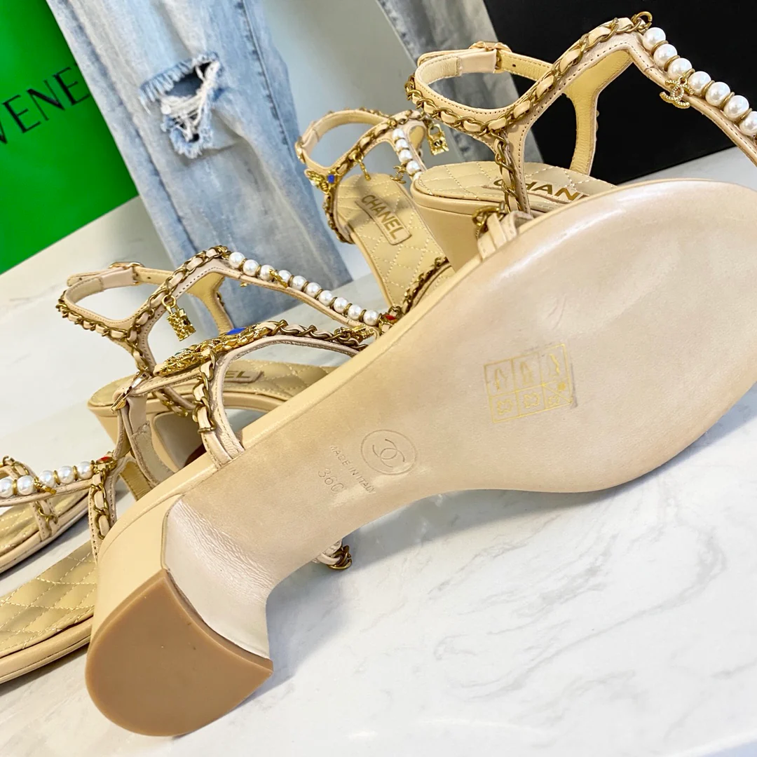 Сандалии Chanel с жемчужной цепочкой на каблуке