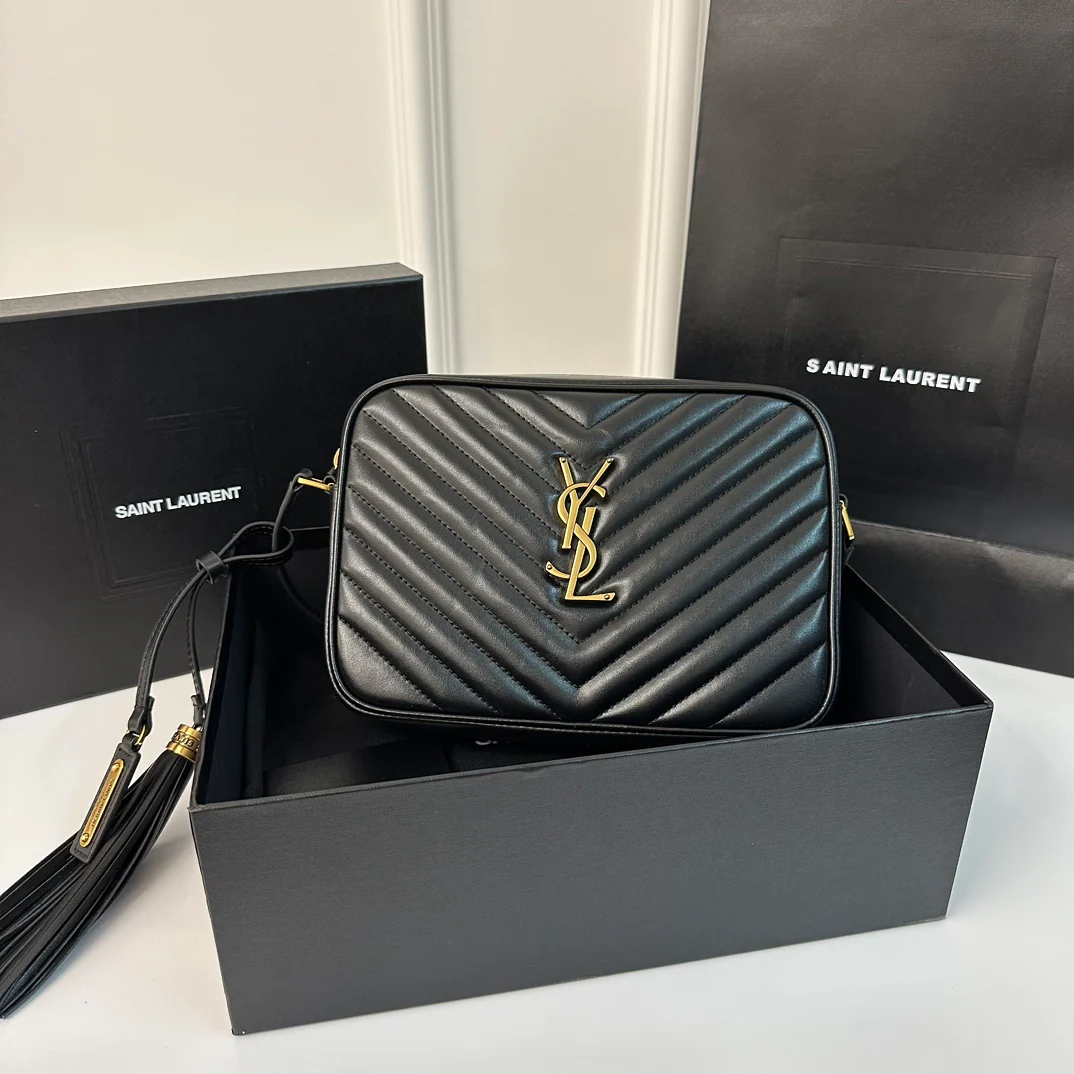 Стеганая сумка для фотоаппарата YSL — черная с золотой фурнитурой.