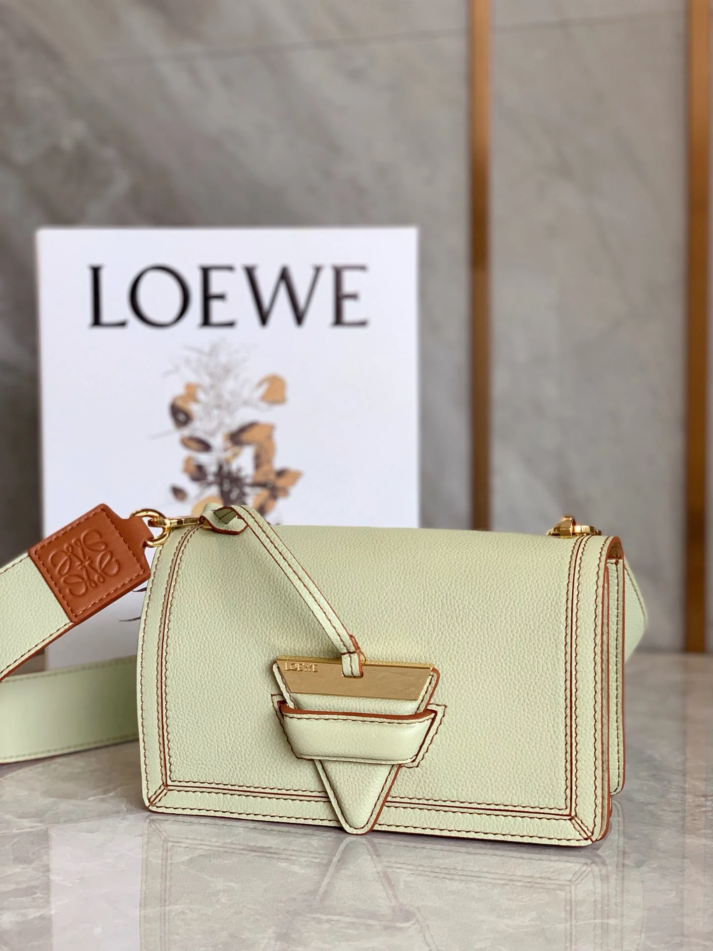 Треугольная сумка Loewe - Мягкая зернистая кожа - Телячья кожа - 3