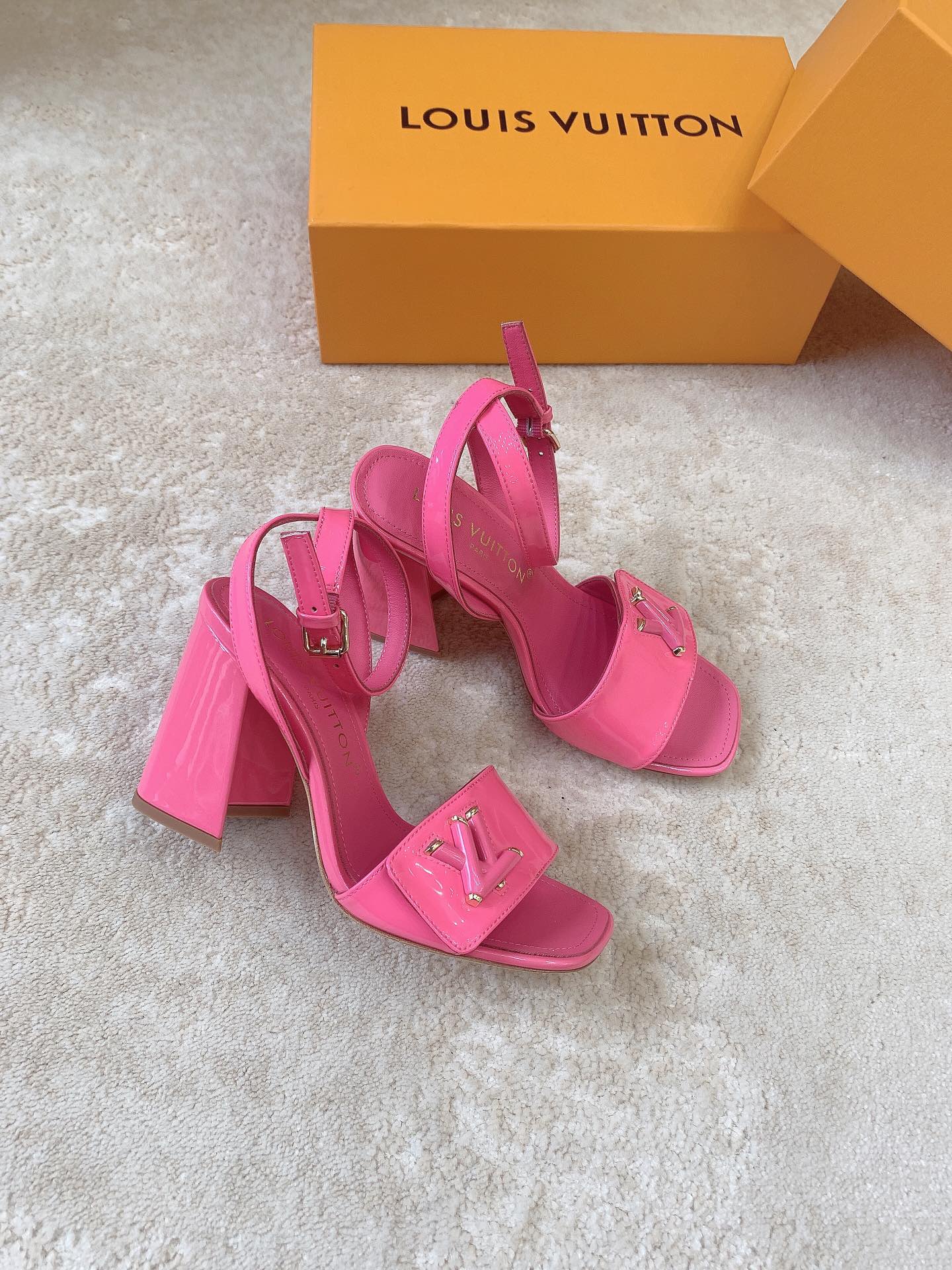Новинка сезона весна/лето 2023 от LV - Босоножки на высоком каблуке - Ярко-розовые