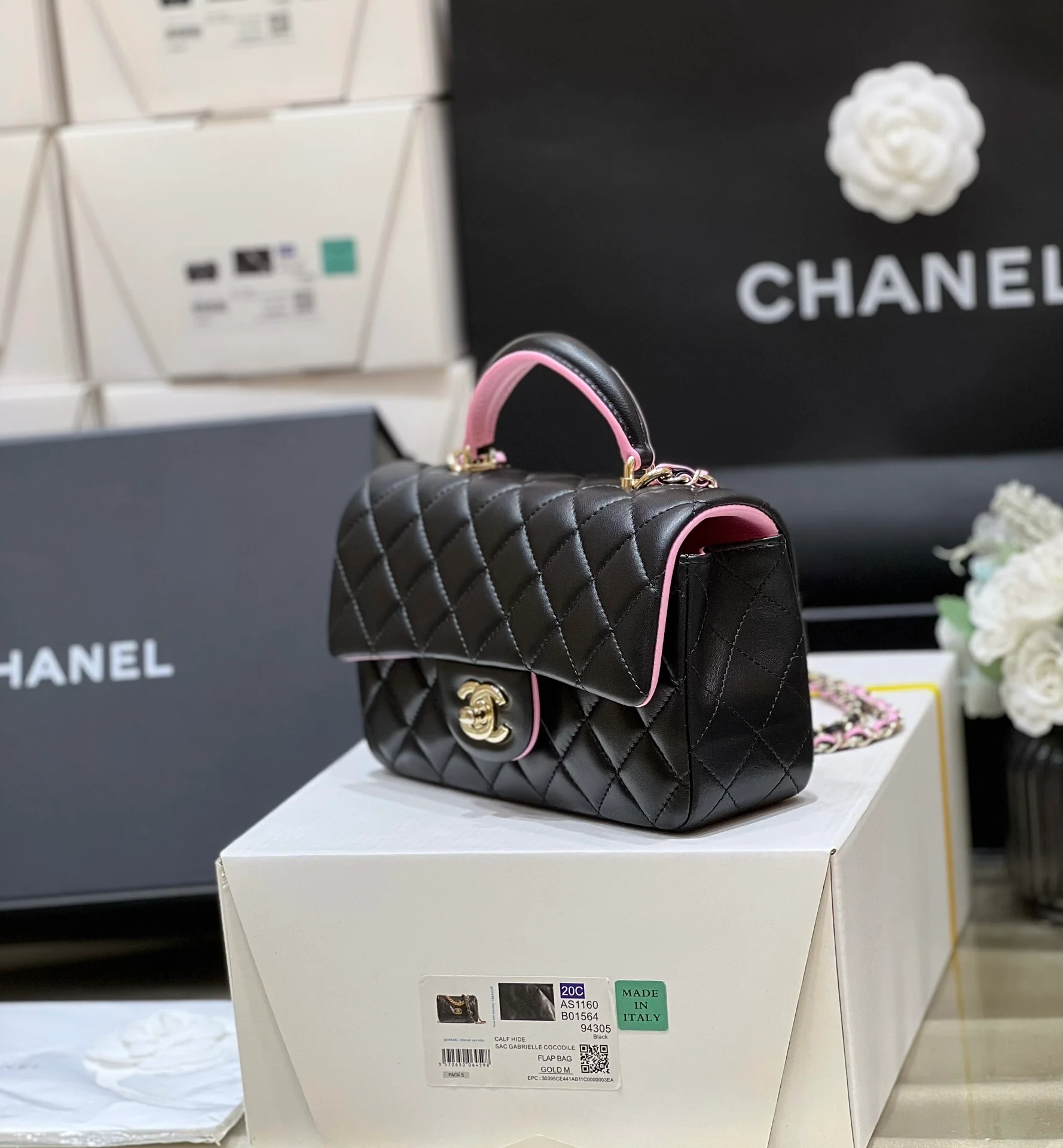 Новинка сезона весна/лето 2023 от Chanel - сумка CF - 20 см - черно-розовая