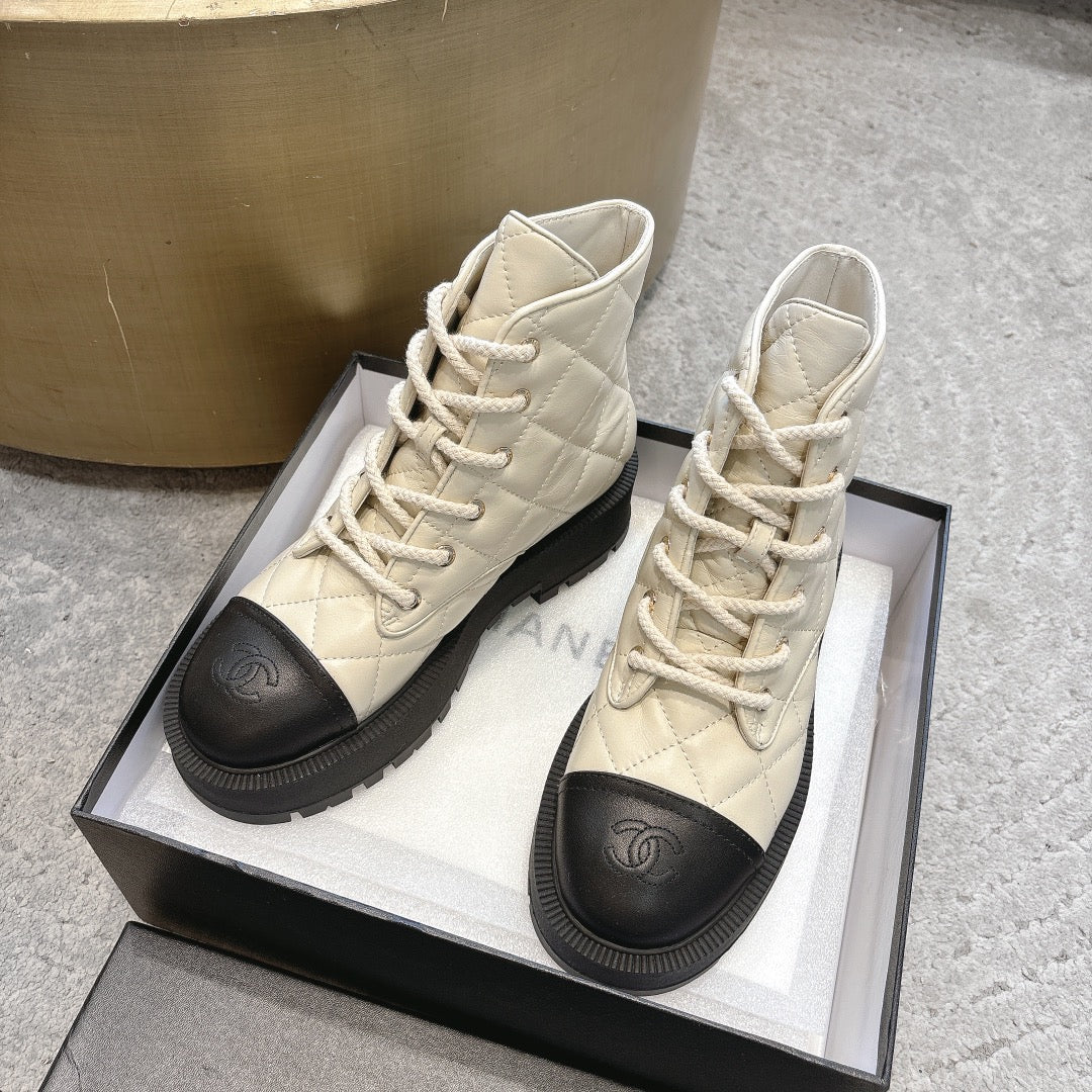 Ботинки Dr. Martens с логотипом Chanel 2024 года - белые.