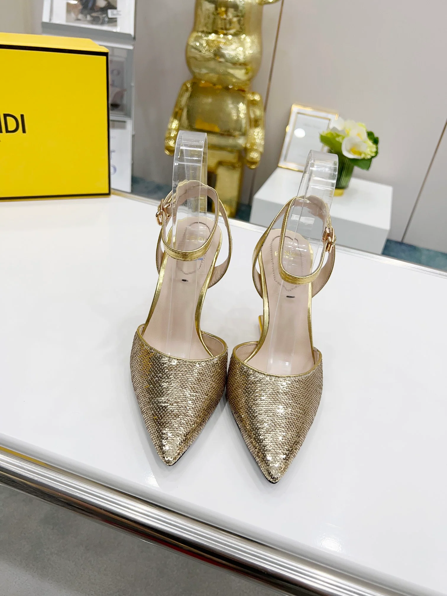 Fendi - Стильные туфли на высоком каблуке F-образной формы - Ярко-золотые