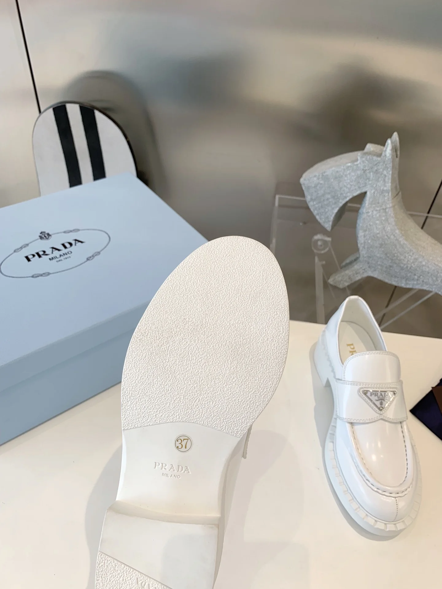 Лоферы Prada Gear - белые