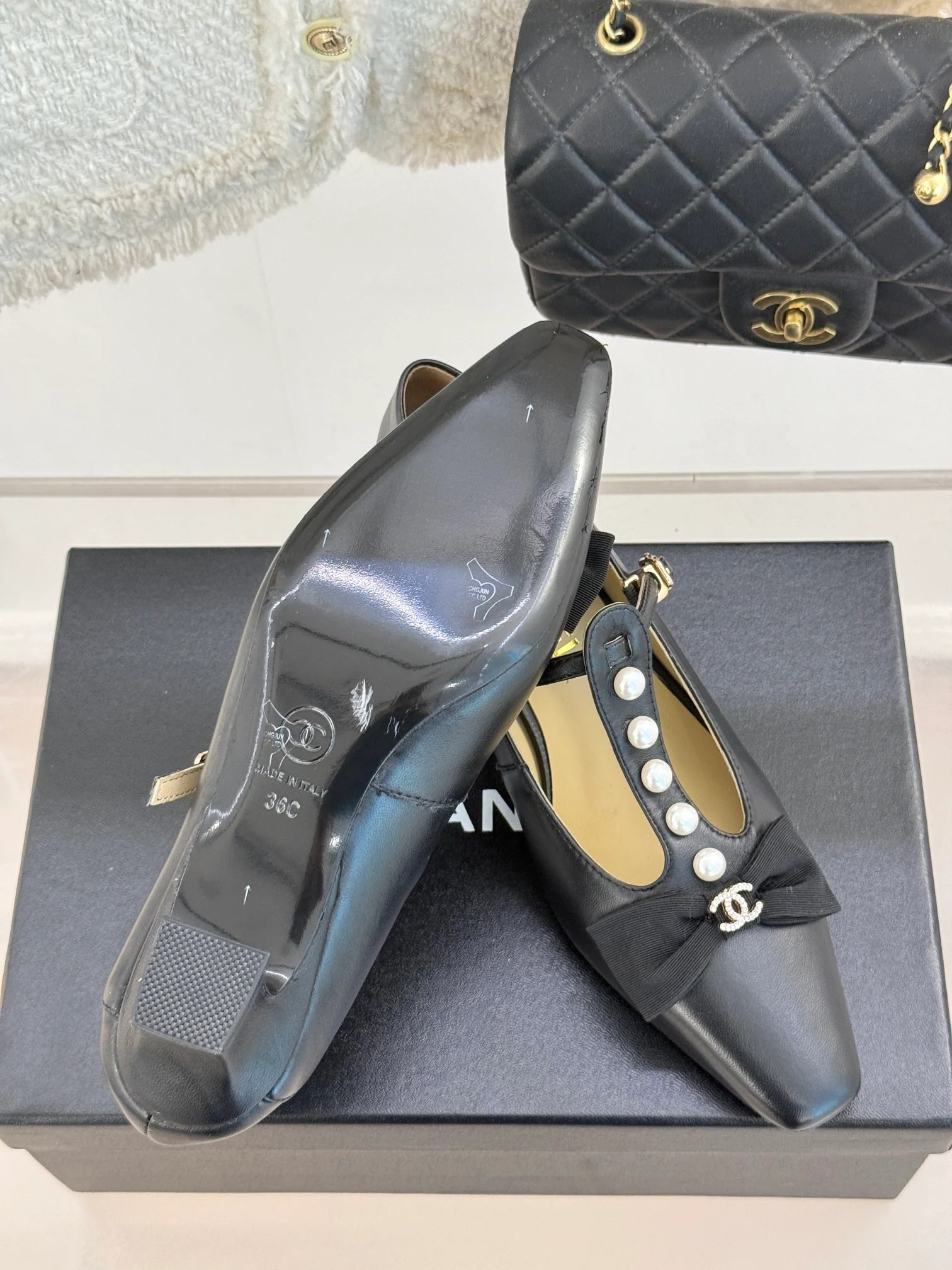 Туфли-мэри-джейн Chanel 2024 с жемчужным верхом - черные