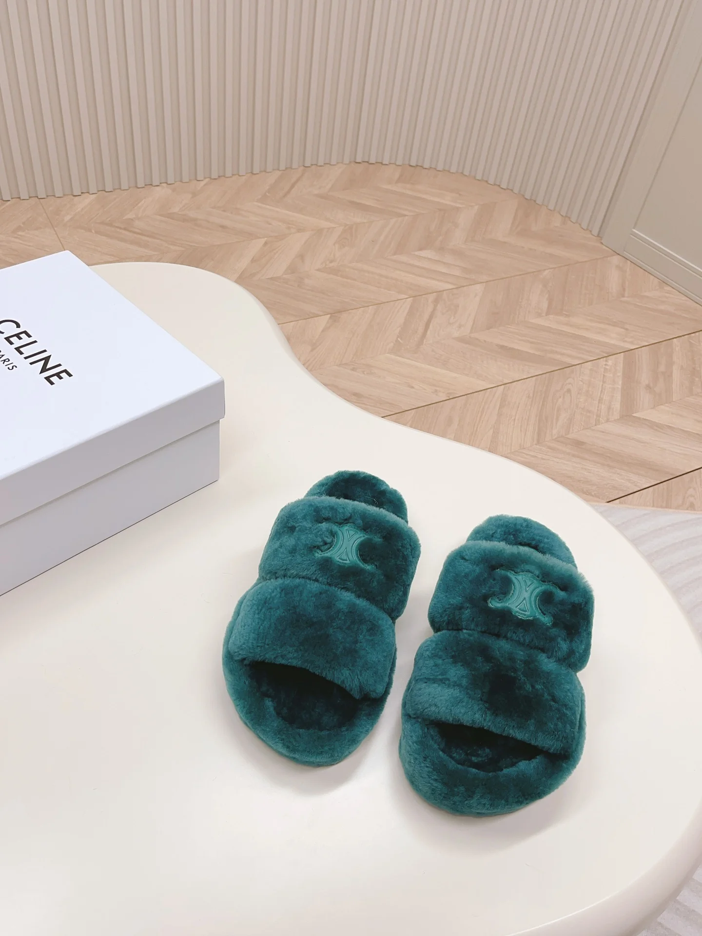 Новинка сезона осень/зима 2023 от Celine - Меховые тапочки - Зеленые