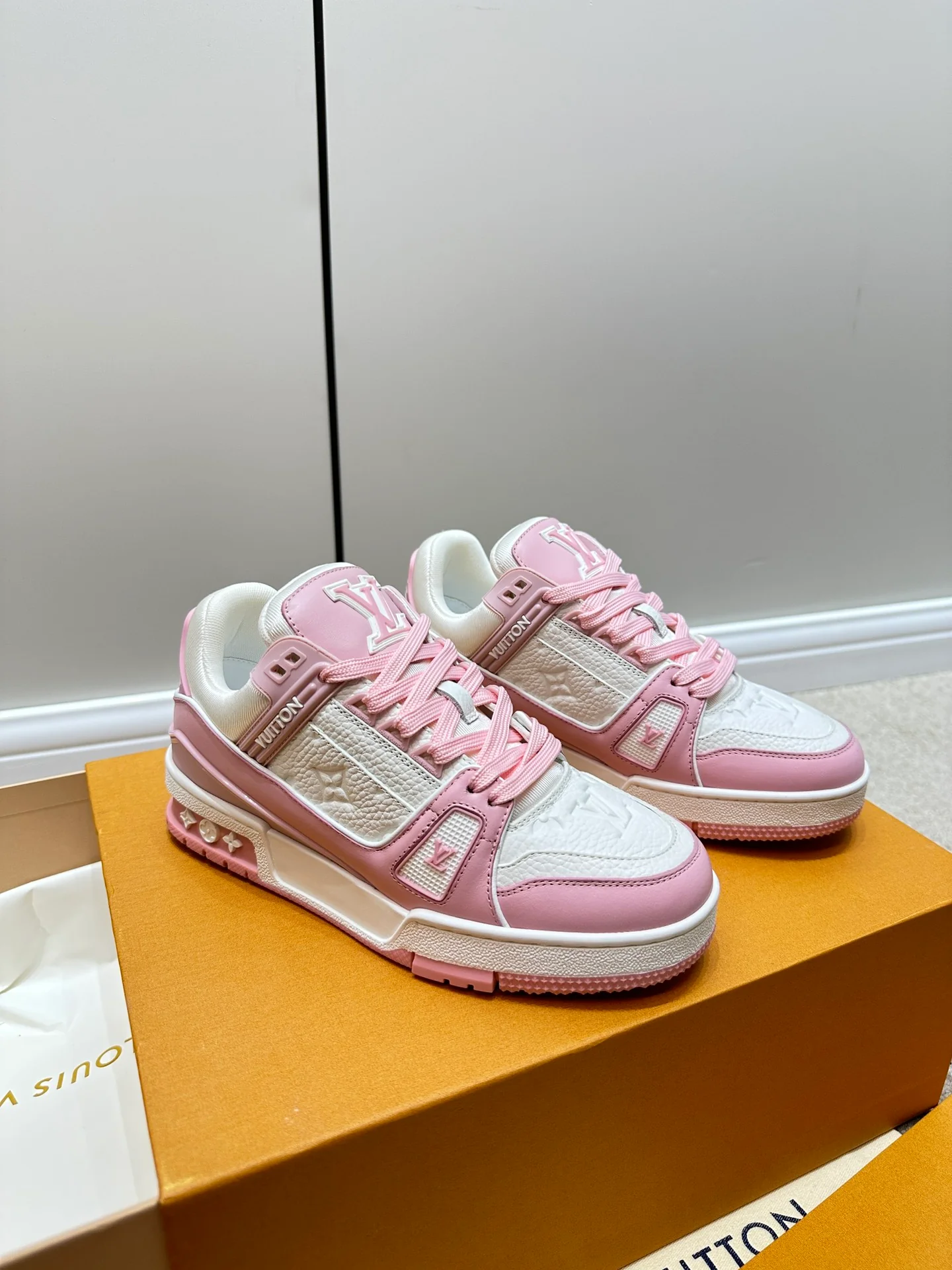 Кроссовки LV Trainer - белые и розовые