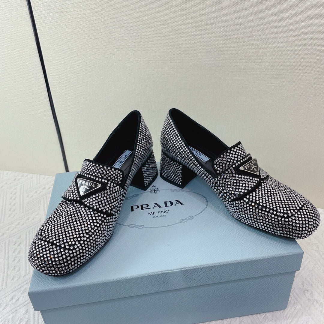 Туфли Prada, лоферы Prada на низком каблуке, украшенные стразами, серебристые.