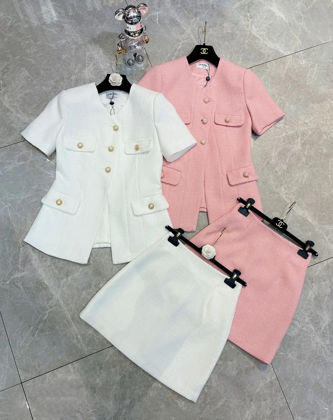 Chanel 2403 - Элегантный твидовый костюм с жакетом - Белый