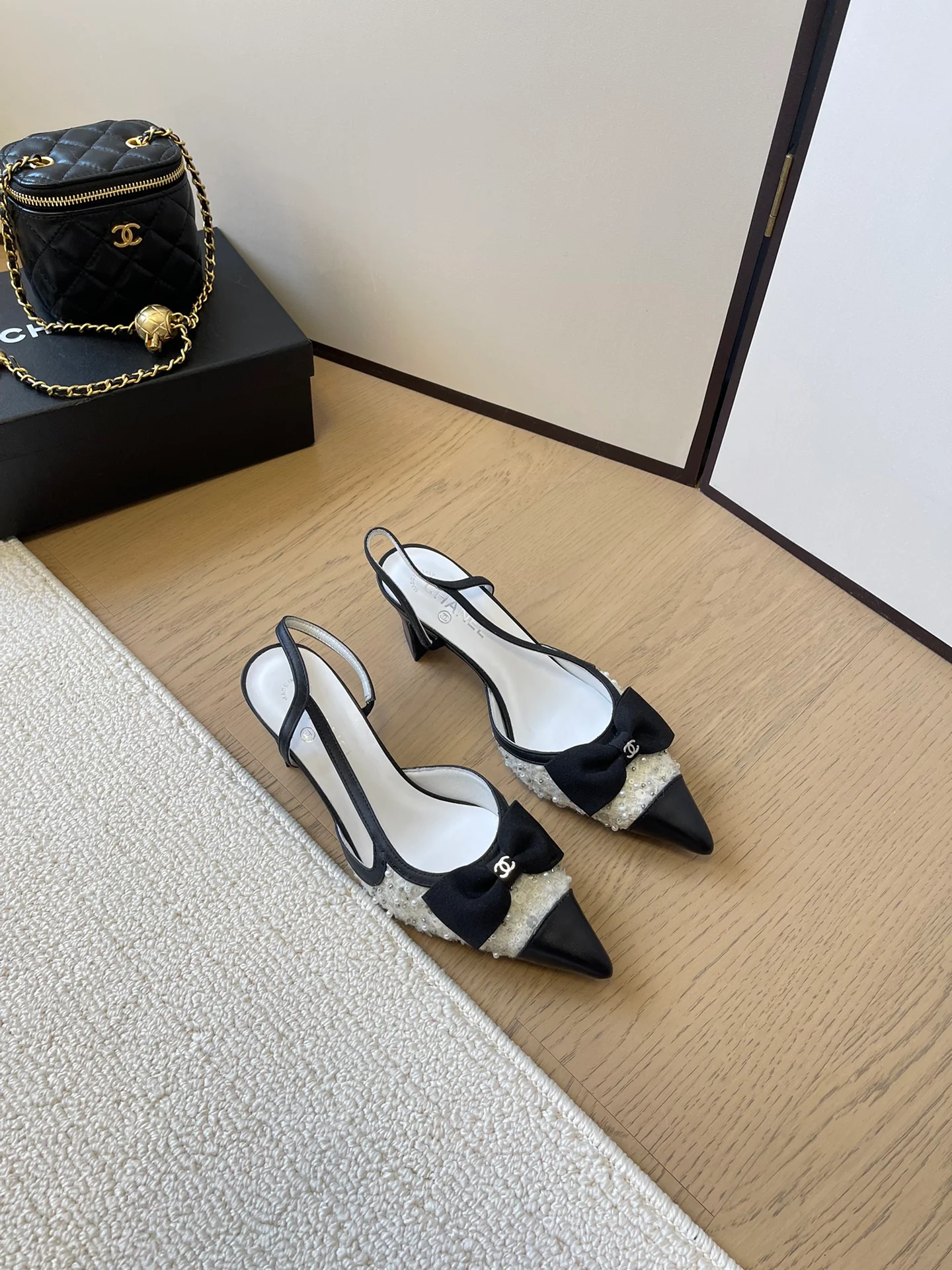 Туфли на высоком каблуке Chanel 2024 с острым носком и лентой - черные