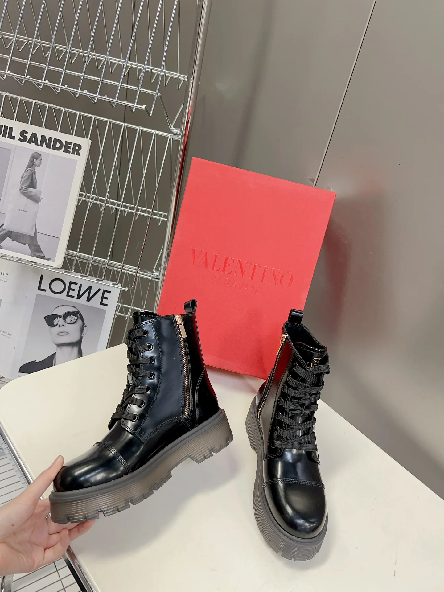 Коллекция Valentino осень/зима 2023, представленная на подиуме - Ботильоны на шнуровке - Черные