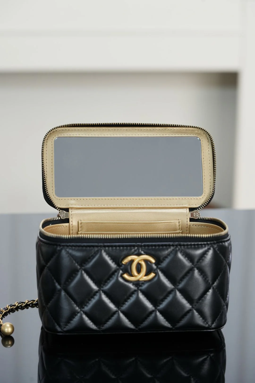 Chanel - ??? - Длинная сумка-коробочка с двойной золотой бусиной - Черная с золотой пряжкой
