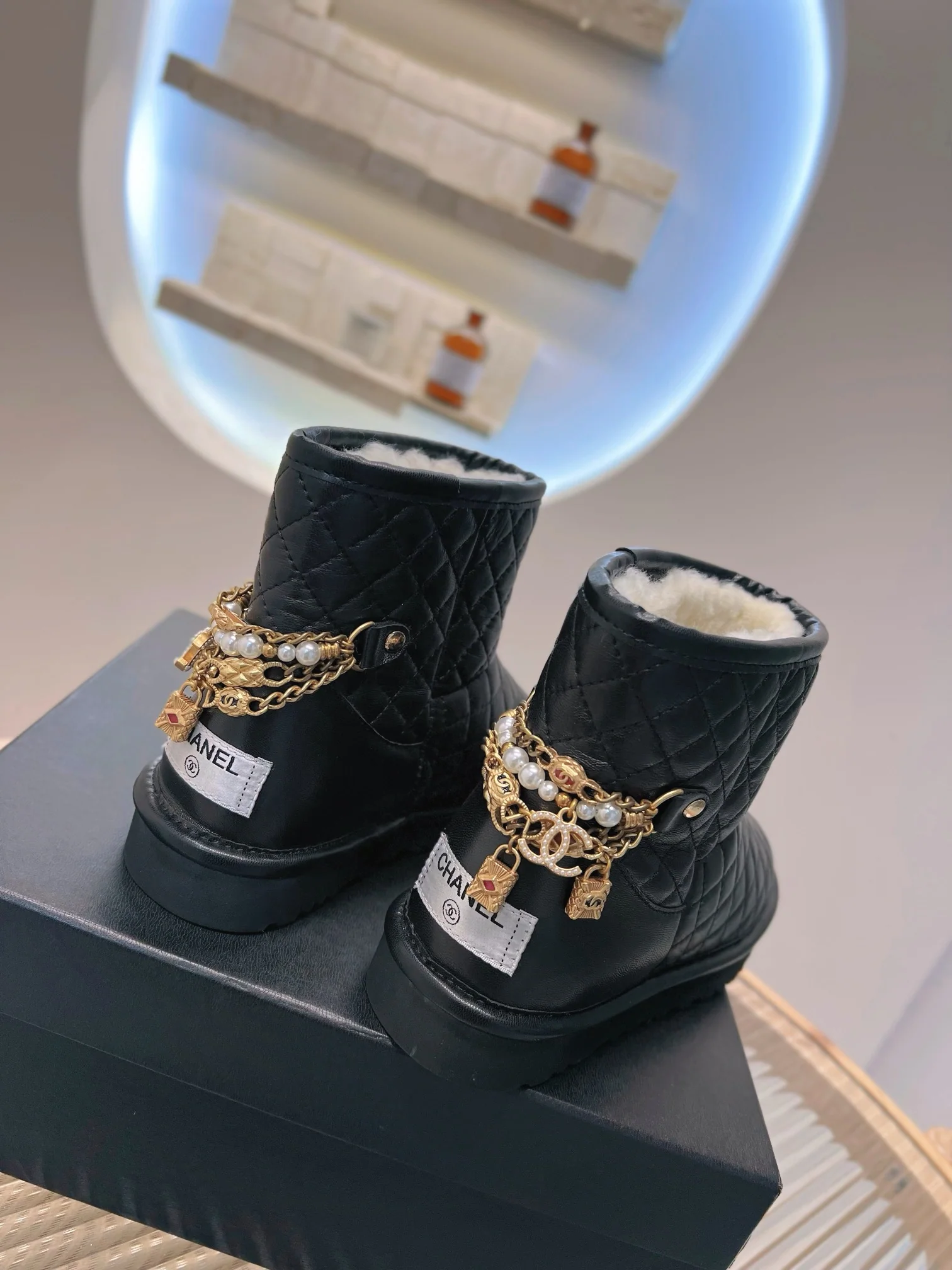 Снежные сапоги Chanel с цепочкой из коллекции осень/зима 2022