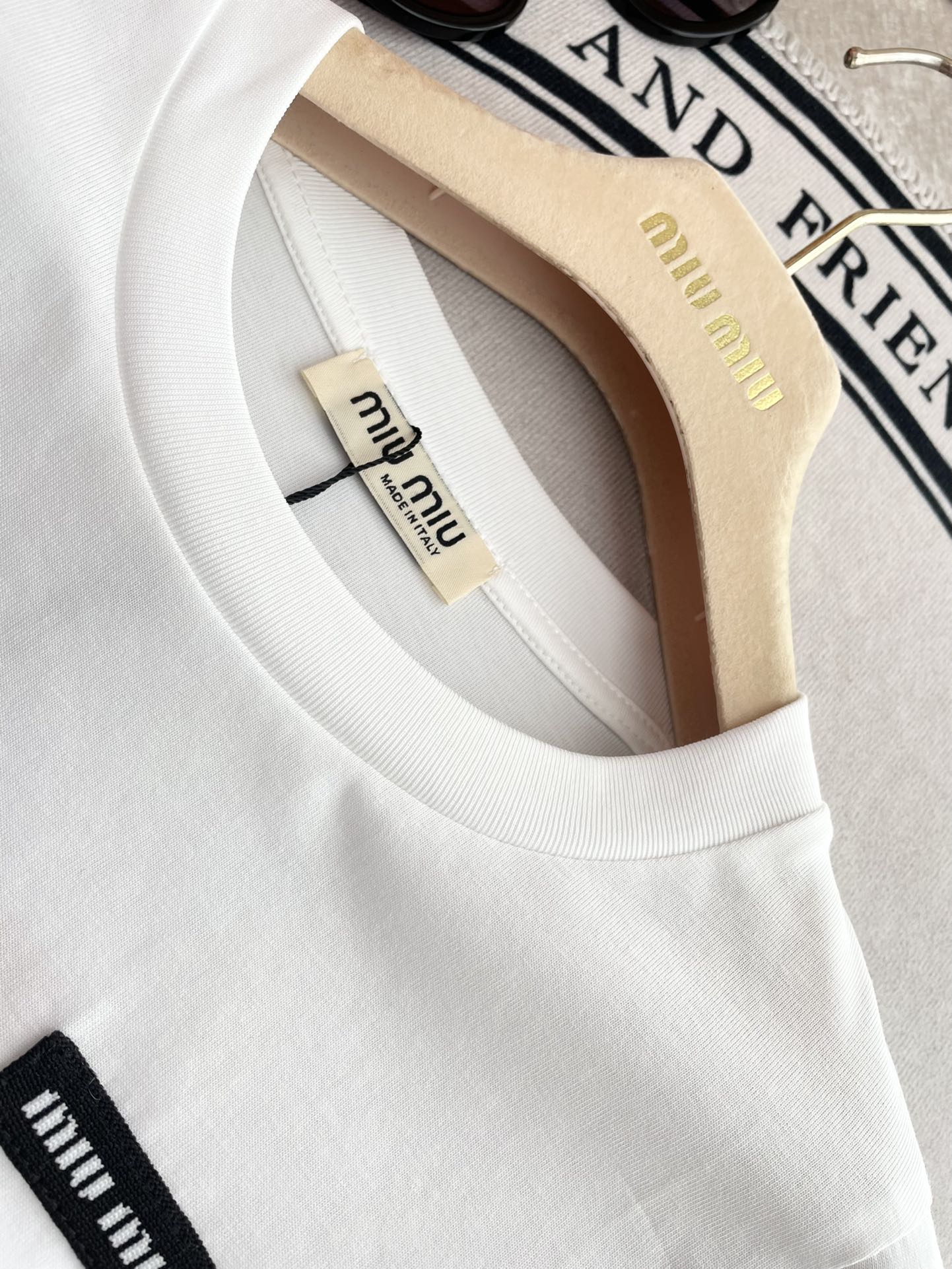 Miu Miu-2404 - Простая футболка с коротким рукавом и буквенным принтом