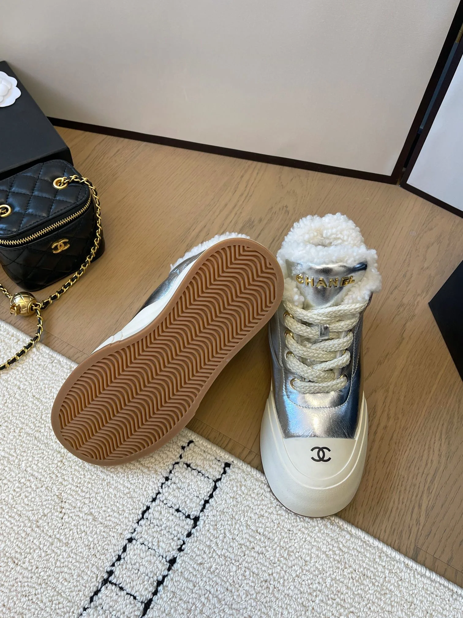 Туфли-лодочки Chanel 2024 на платформе из шерсти, серебристые.